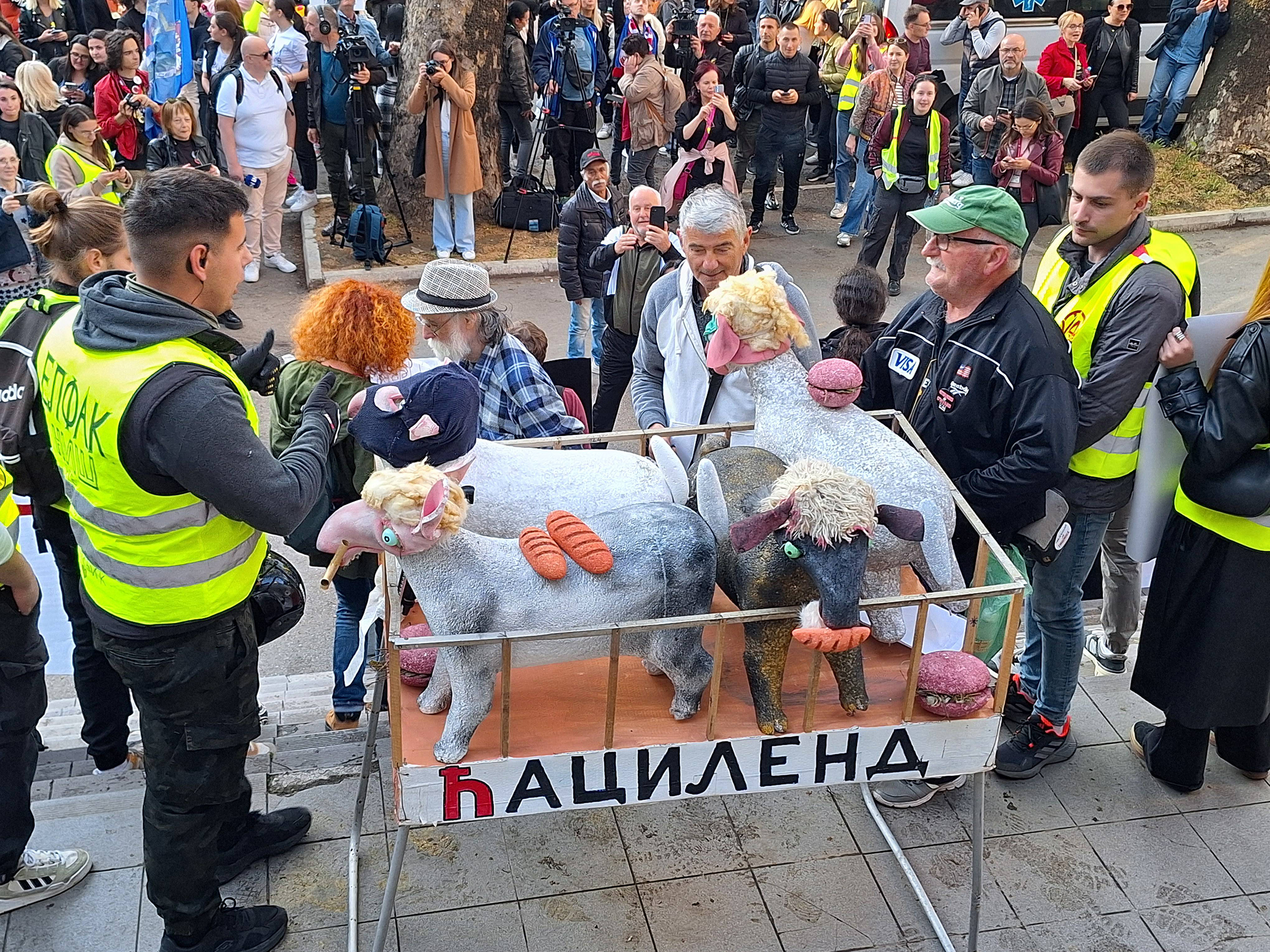 Nis, 17.05.2025. - Protest "Izbori(mo) se" koji su organizovali studenti u blokadi odrzan je danas na Trgu Kralja Aleksandra u Nisu. (BETAPHOTO/Biljana Ljubisavljevic)