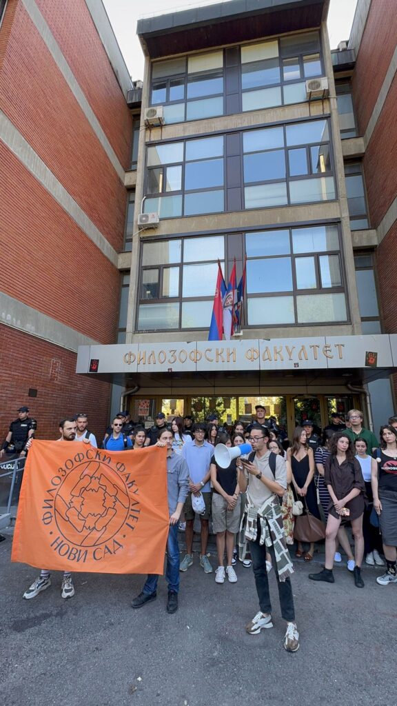 Novi Sad 27.08.2025. Protest ispred Filzofskog fakulteta u Novom  Sadu. Studenti i građani ispred zgrade Filozofskog fakulteta u Novom Sadu Foto: Luka Opruc BEZ POTPISA