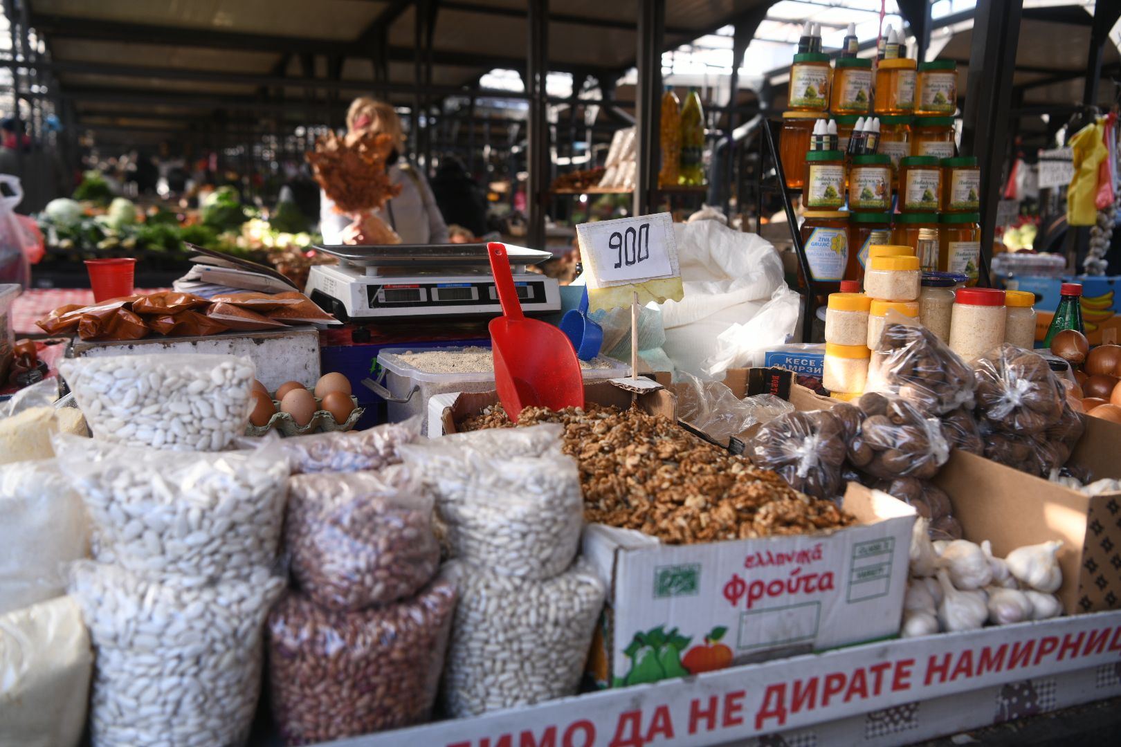 Beograd, 04.01.2023. Pijaca Kalenić, Kalenićeva pijaca, predbožićna atmosfera, tezge, tezga, pasulj, orah, orasi Foto: Filip Krainčanić/Nova.rs