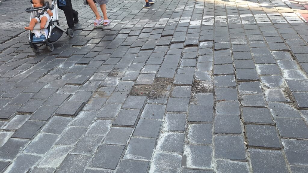Trg Republike, kocke, raskopana ulica