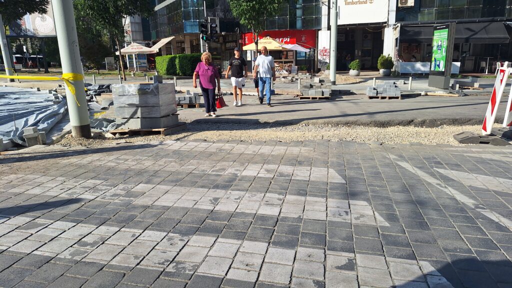 Trg Republike, kocke, raskopana ulica