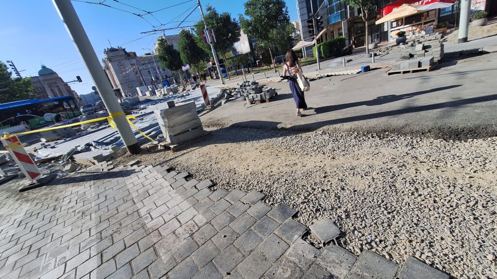 Trg Republike, kocke, raskopana ulica