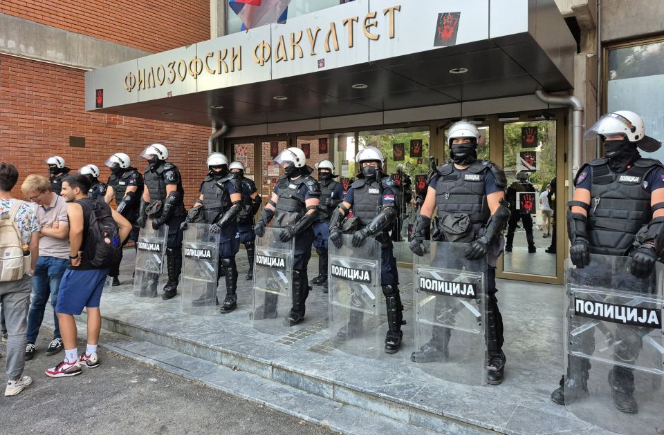 Novi Sad 28.08.2025. Protest Filozofski te zove, vidimo se. Okupljanje građana ispred Filozofskog fakulteta u Novom Sadu, Filozofski fakultet Foto: 021.rs