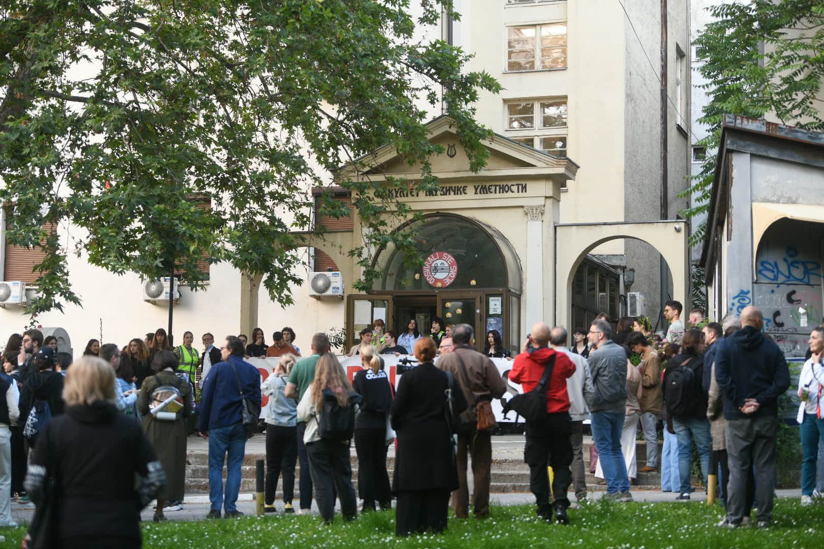 Beograd, 28.05.2025. Fakultet muzičke umetnosti i park Manjež, protest, studenti u blokadi, podrška studentima u blokadi FMU, bojkot online nastave Foto: Filip Krainčanić/Nova.rs