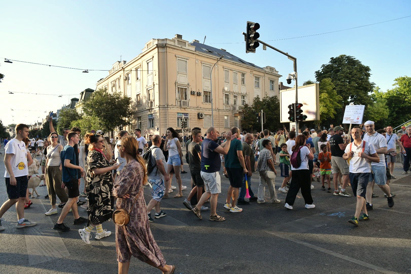 Beograd 01. jul 2025. Zemun, Građanska neposlušnost Blokada raskrsnice, Avijatičarski trg, pešački prelaz, prelaženje ulice Foto: Goran Srdanov/Nova.rs