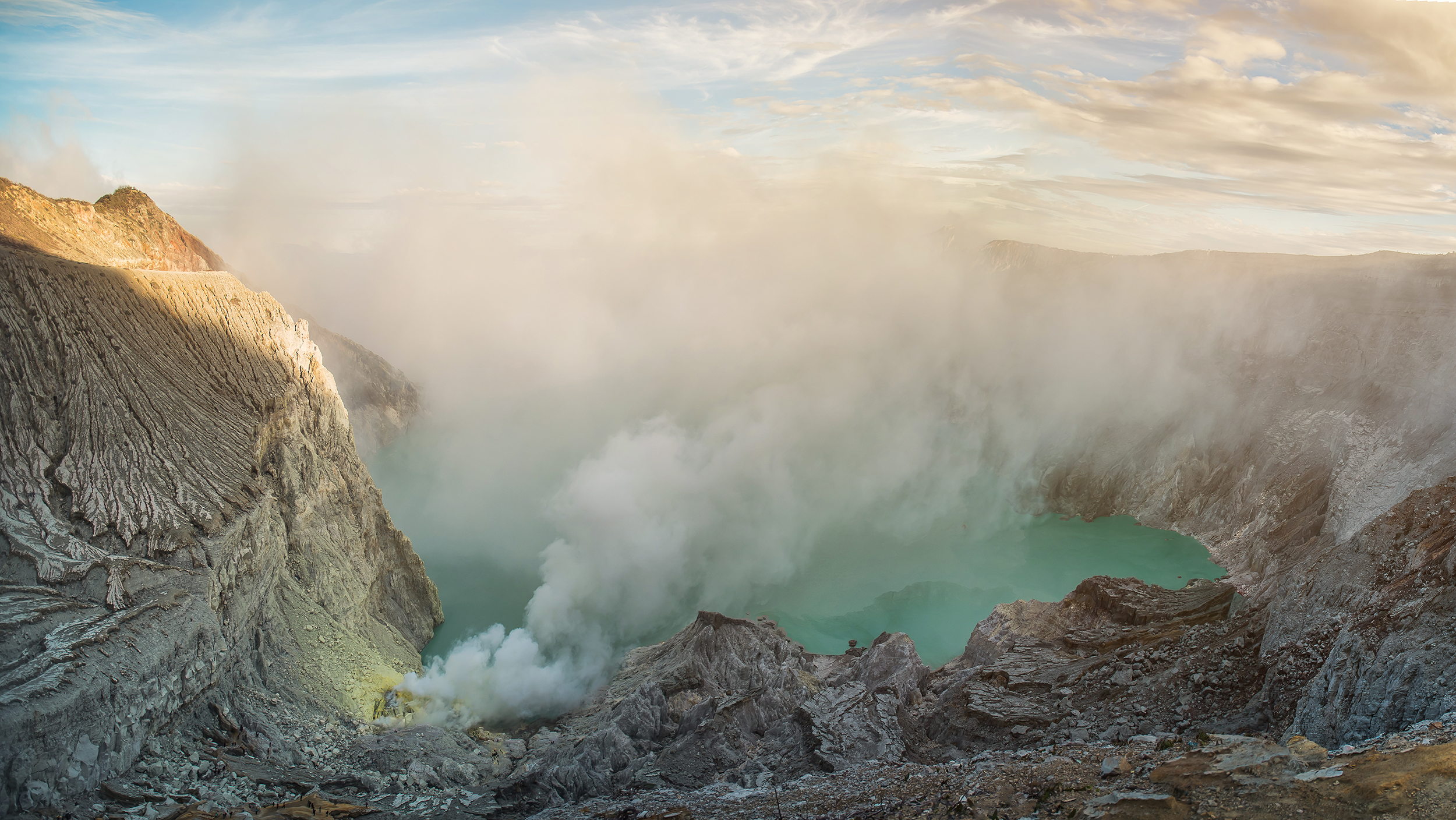 Sunrise at Kawah Ijen, panoramic view, Indonesia