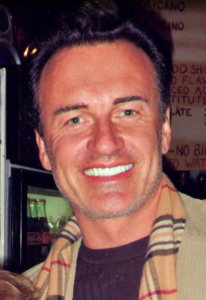 Julian_McMahon_Dec_2011_(cropped)