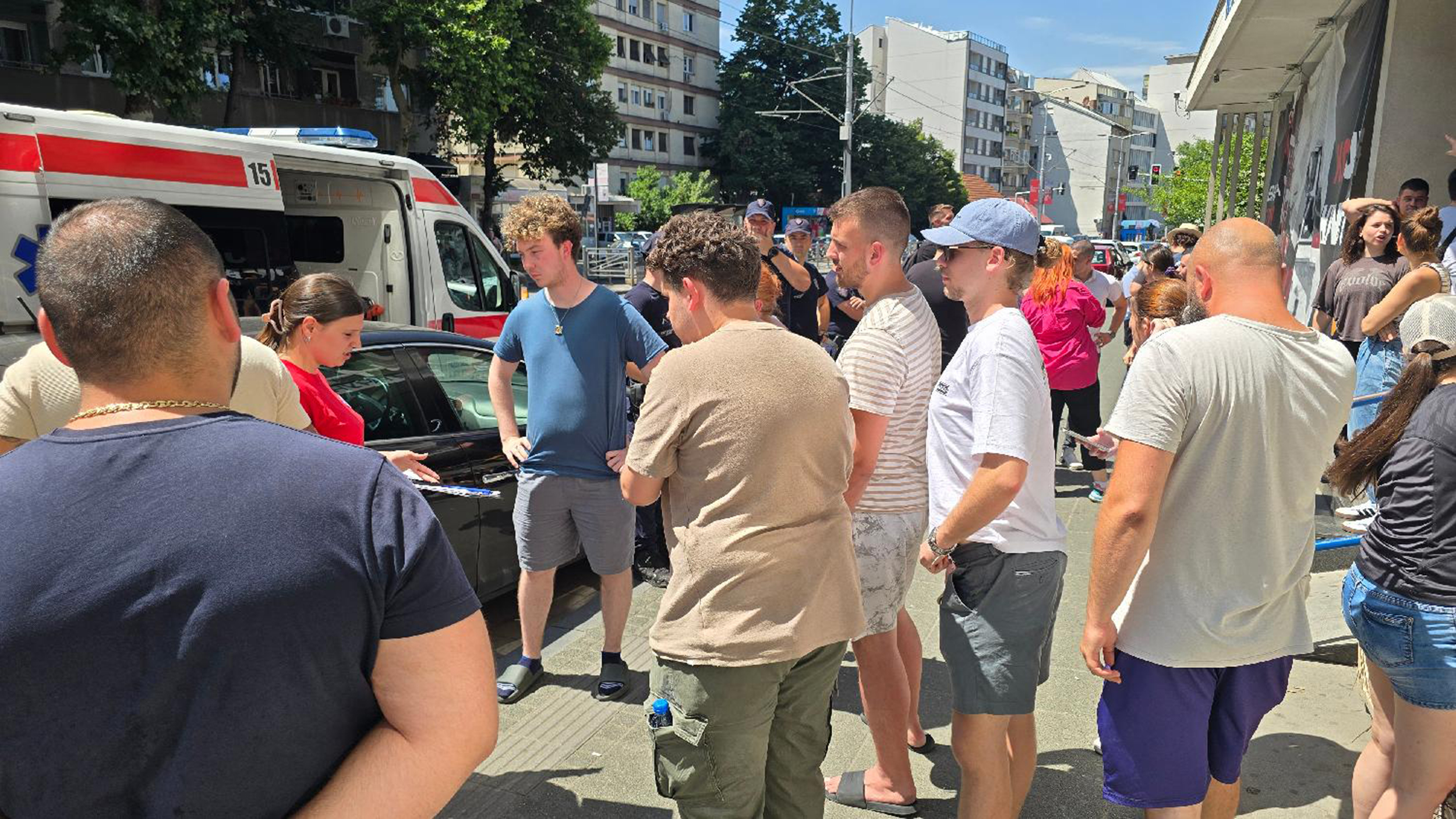 Hitna_pomoc_04_Marko_Dragoslavic_2864_b