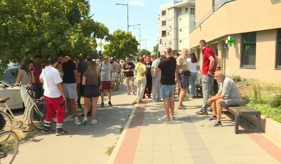 protest zaposlenih ispred Zavoda za urgentnu medicinu Novi Sad