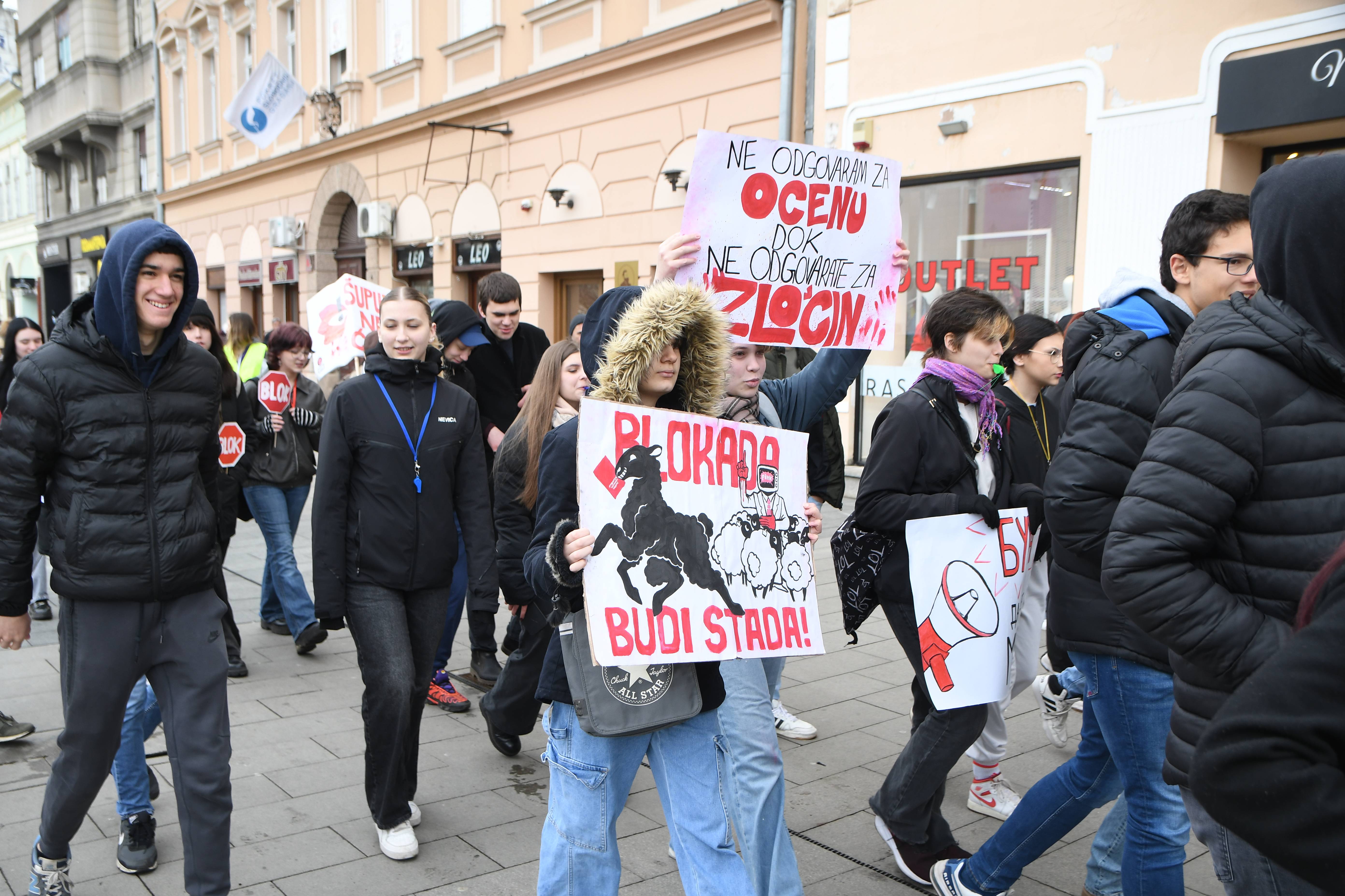 Novi Sad, 28.02.2025. - Novosadski srednjoskolci okupili su se danas na Pozorisnom trgu, odakle su krenuli u setnju podrske ucenicima Saobracajne skole "Pinki". (BETAPHOTO/DRAGAN GOJIC)