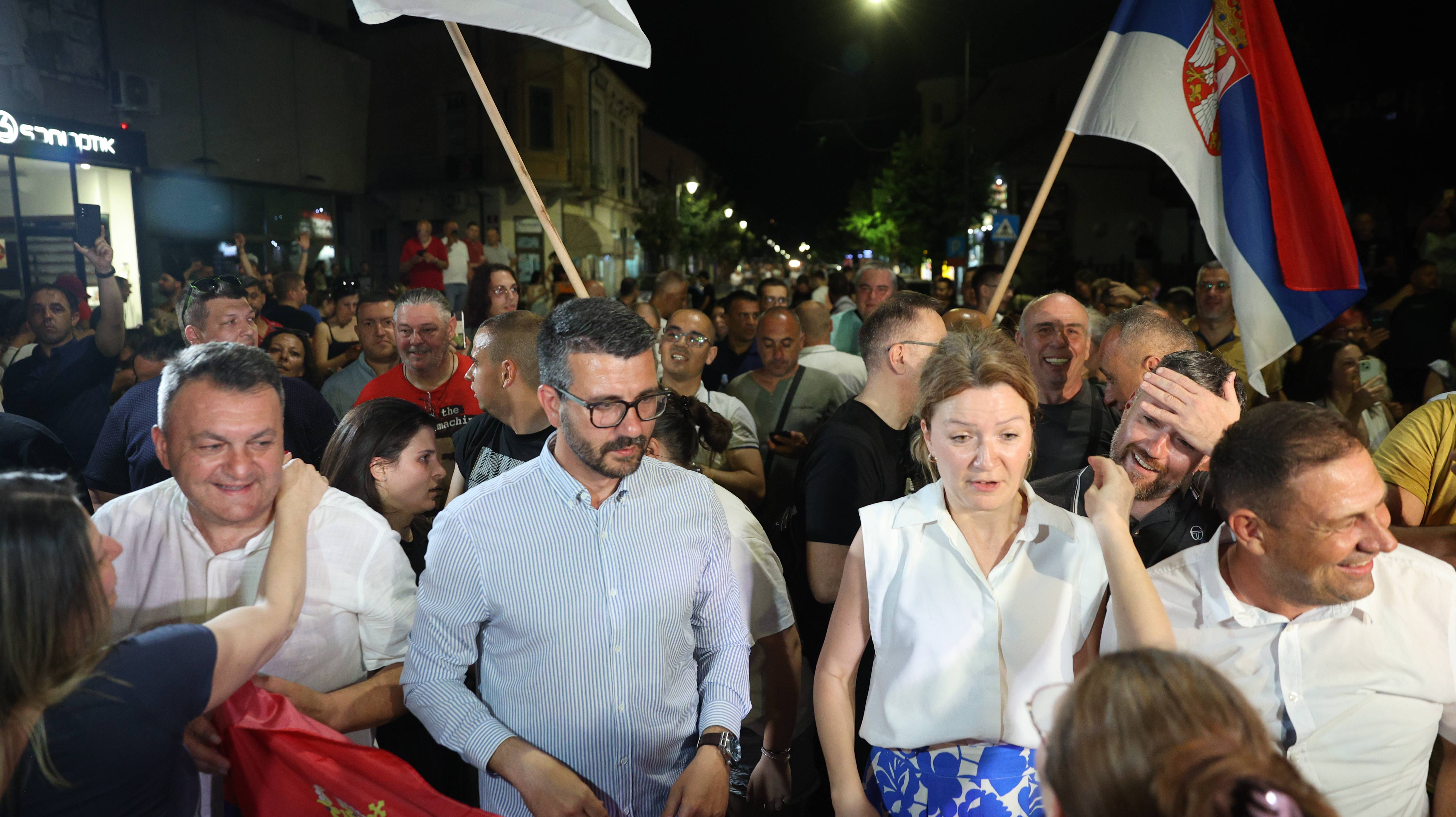 Zajecar, 8,06,2025. - Predstavnici opozicije proglasili su veceras pobedu na redovnim lokalnim izborima u Zajecaru i pozvali gradane da se okupe na gradskom trgu da bi odbranili tu pobedu. (BETAPHOTO/SASA DJORDJEVIC)