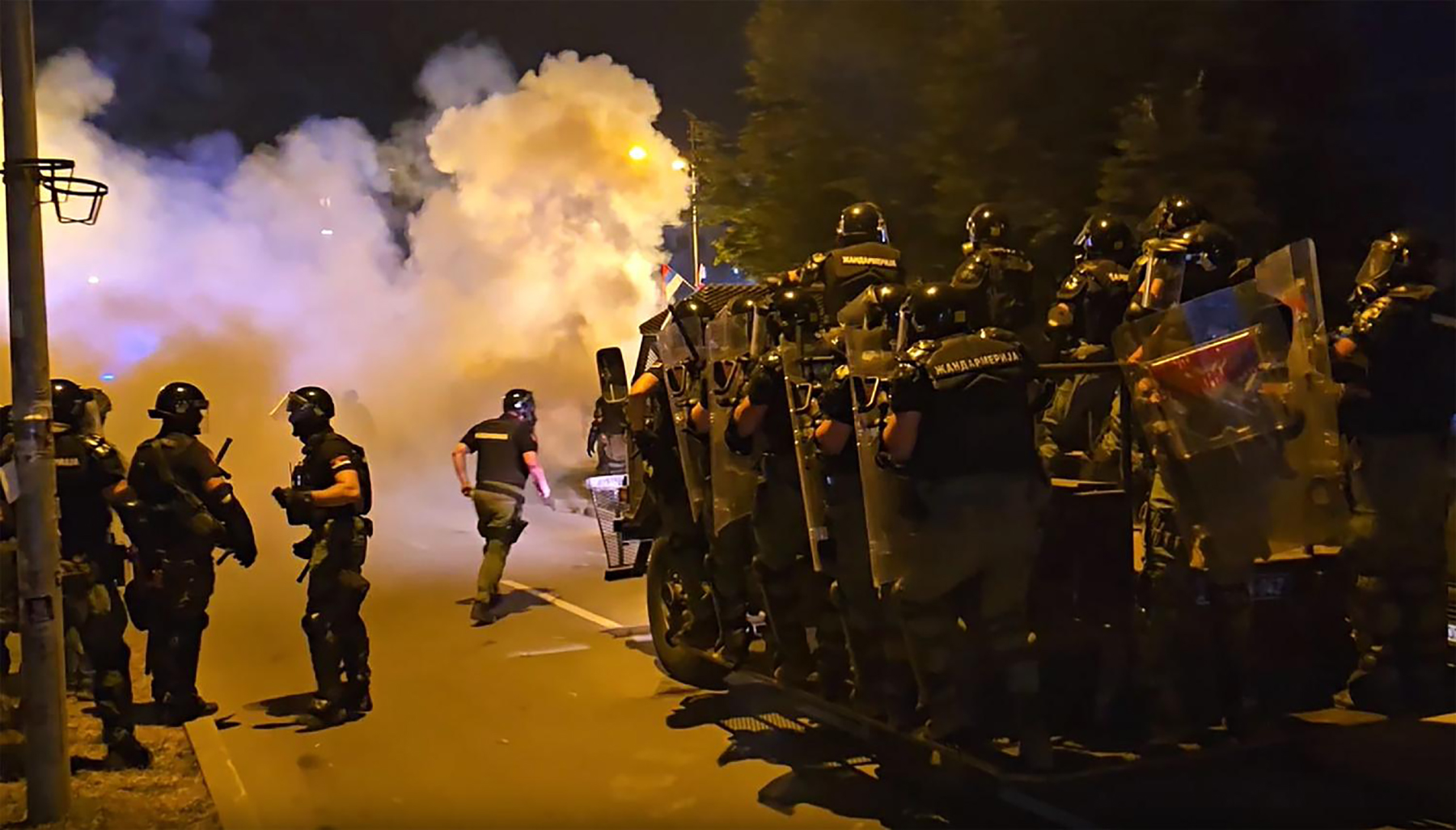 Mesto: Novi Sad
Datum: Fri Sep 05 23:44:14 CEST 2025
Dogadjaj: DRUŠTVO/POLITIKA/OPŠTINE - Sukob policije i demonstranata tokom protesta "Srbijo, da li se čujemo" u Novom Sadu
Fotoreporter: Marko Dragoslavić
Izvor: FoNet