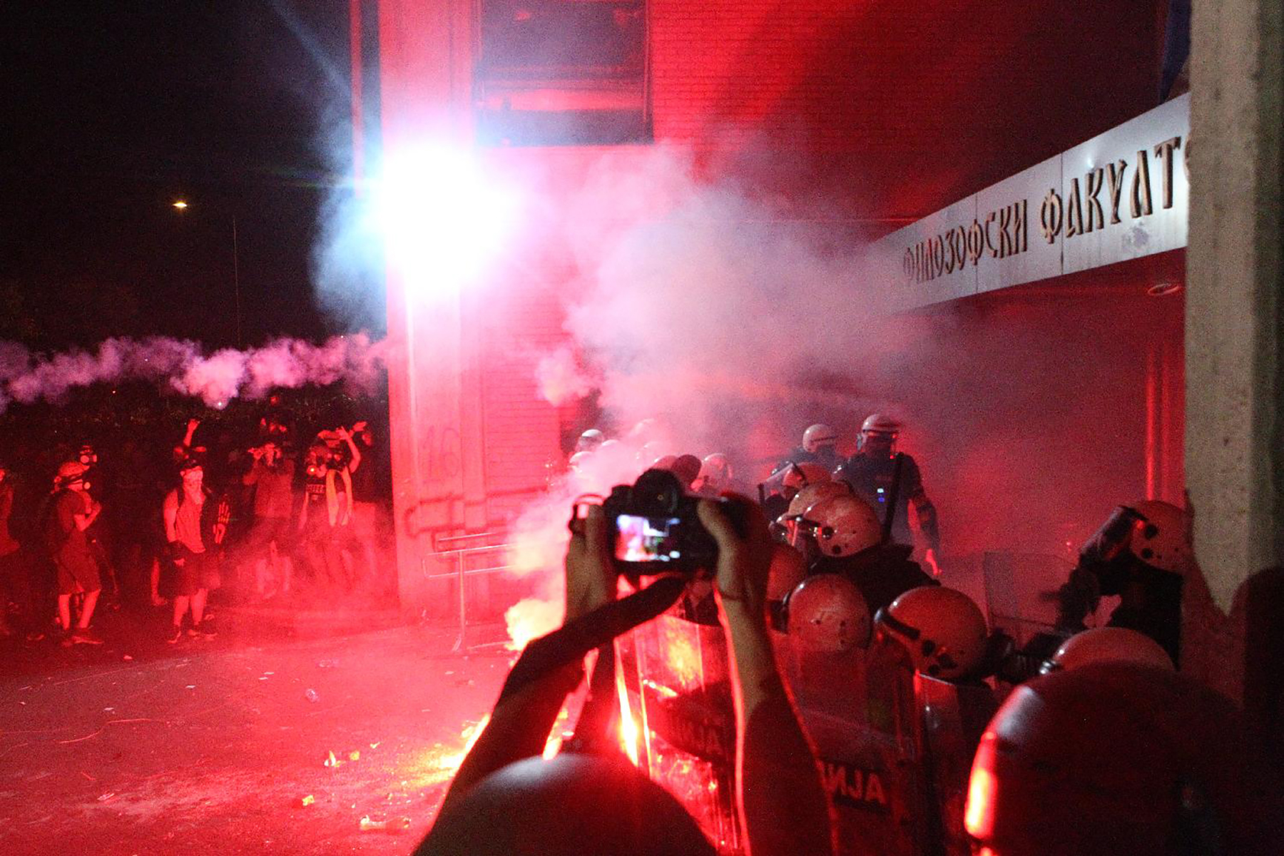 Mesto: Novi Sad
Datum: Fri Sep 05 23:13:28 CEST 2025
Dogadjaj: DRUŠTVO/POLITIKA/OPŠTINE - Sukob policije i demonstranata tokom protesta "Srbijo, da li se čujemo" u Novom Sadu
Fotoreporter: Relja Jarkovački
Izvor: FoNet