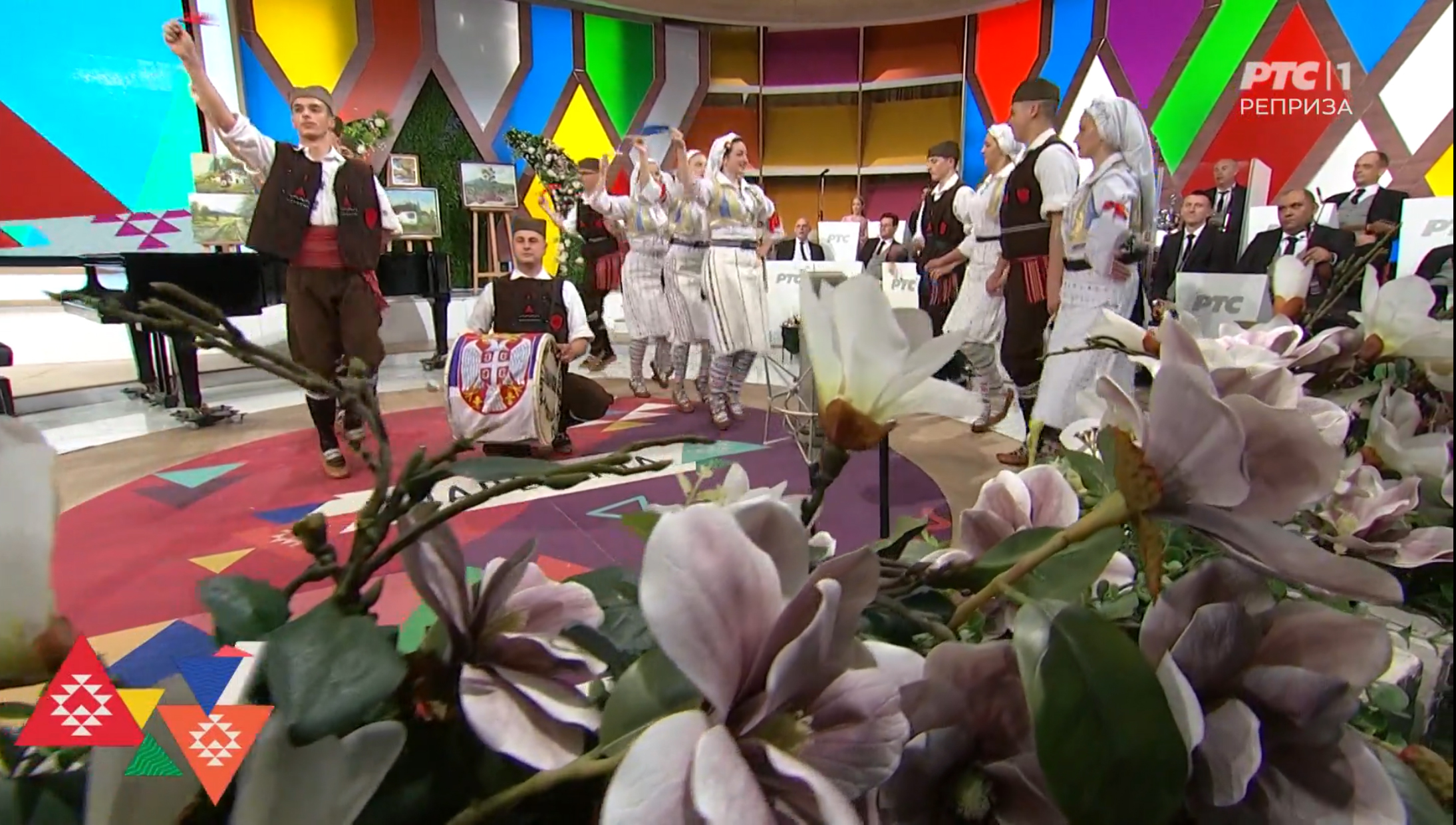 Mladi su zaigrali kolo u „Šarenici“, i opet smo čuli „pumpaj“ na RTS-u