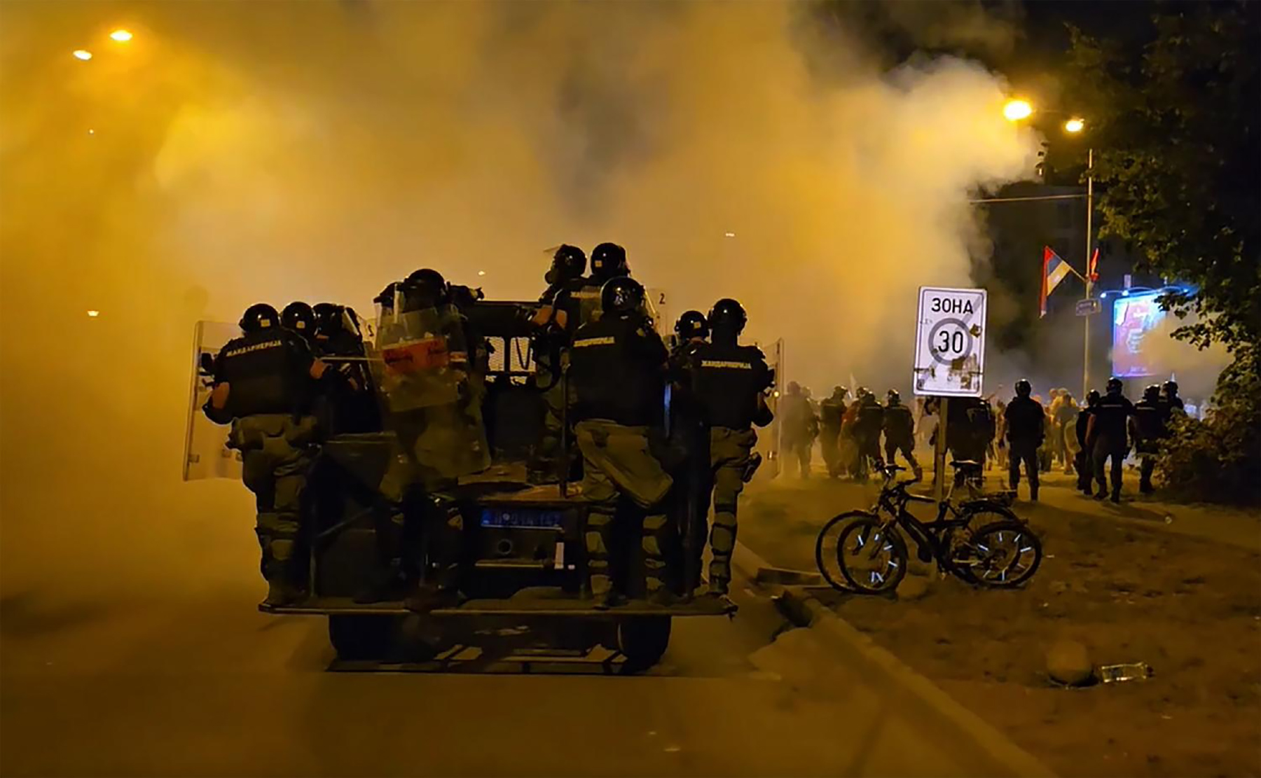 Novi_Sad_neredi_01_b žandarmerija policija brutalnost