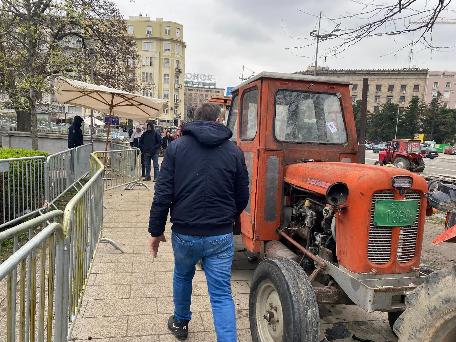 Mesto: Beograd
Datum: Mon Mar 17 11:25:18 CET 2025
Dogadjaj: DRUŠTVO - vlasnici traktora posmatrali su štetu na svojim vozilima parkiranim oko Pionirskog parka 
Fotoreporter: Sofija Vukajlović
Izvor: FoNet
