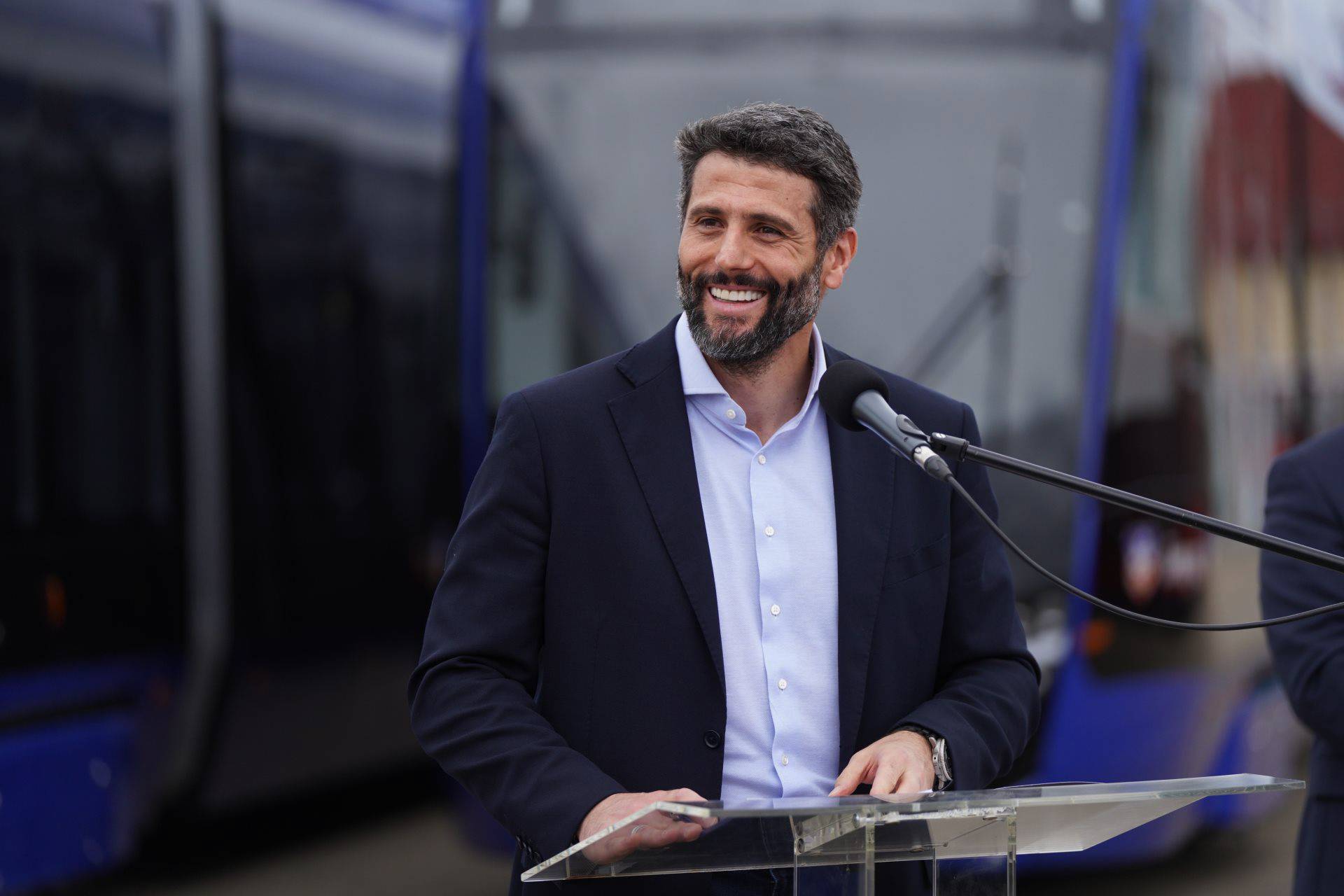 Beograd. 28.07.2025. - Gradonacelnik Beograda Aleksandar Sapic predstavio je nove tramvaje koji ce se od sutra naci na beogradskim ulicama, danas u tramvajskom depou GSP "Beograd" na Novom Beogradu. (BETAPHOTO/BEOINFO)