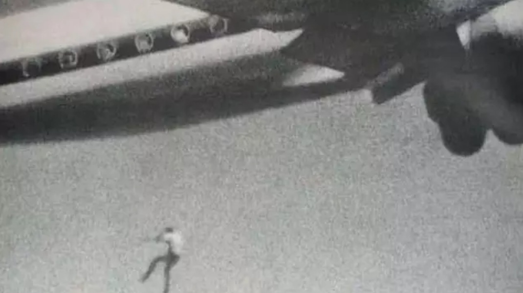 Fotografija dečaka koji ispada iz aviona