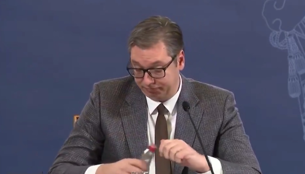 Vučić otvara flašicu vode