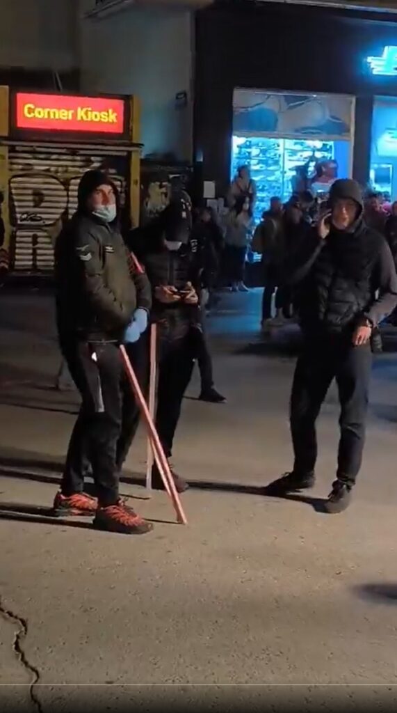 Batinaši, huligani, protest, Novi Sad, SNS prostorije Foto: Printscreen/X