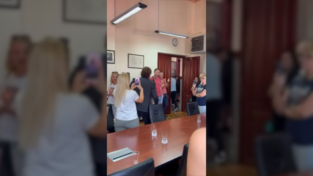 Zaposleni i roditelji đaka u Vazduhopolovnoj akademiji oterali su danas novog v.d. direktora Srđan Čokorilo