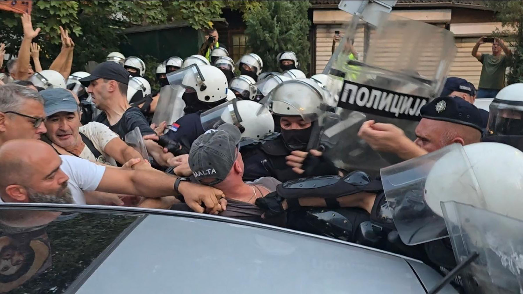 Mesto: Beograd
Datum: Sat Sep 13 19:16:28 CEST 2025
Dogadjaj: DRUŠTVO/POLITIKA/POLICIJA - Sukob policije i demonstranata tokom protestne šetnje članova zborova građana i studenata na Voždovcu
Fotoreporter: Marko Dragoslavić
Izvor: FoNet
