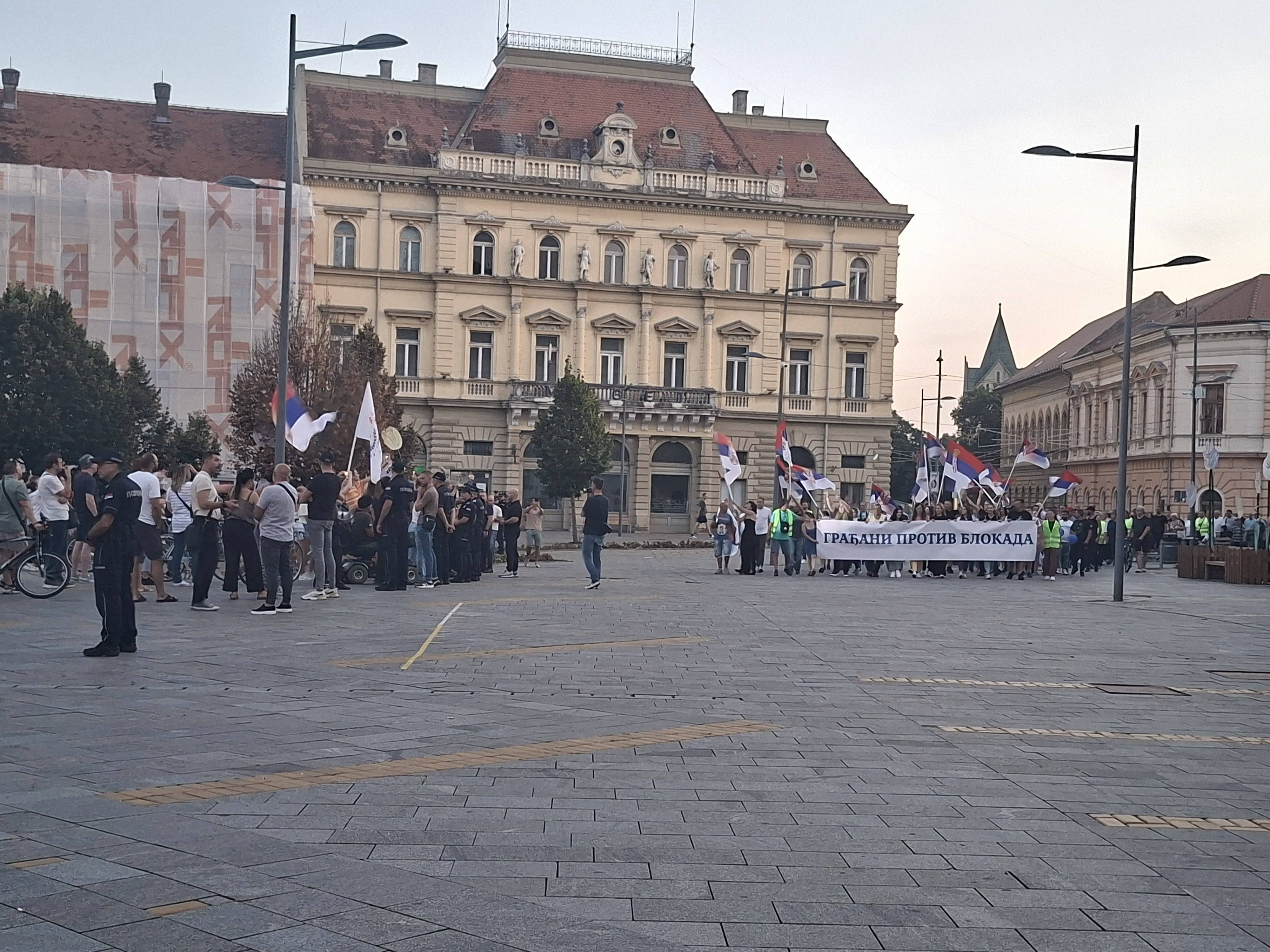 Zrenjanin, 13.09.2025. - Susret skupa zborova gradjana koji podrzavaju studente i skupa simpatizera vladajuce stranke, koji protestuju protiv blokada. (BETAPHOTO/LJILJANA STUPAR)