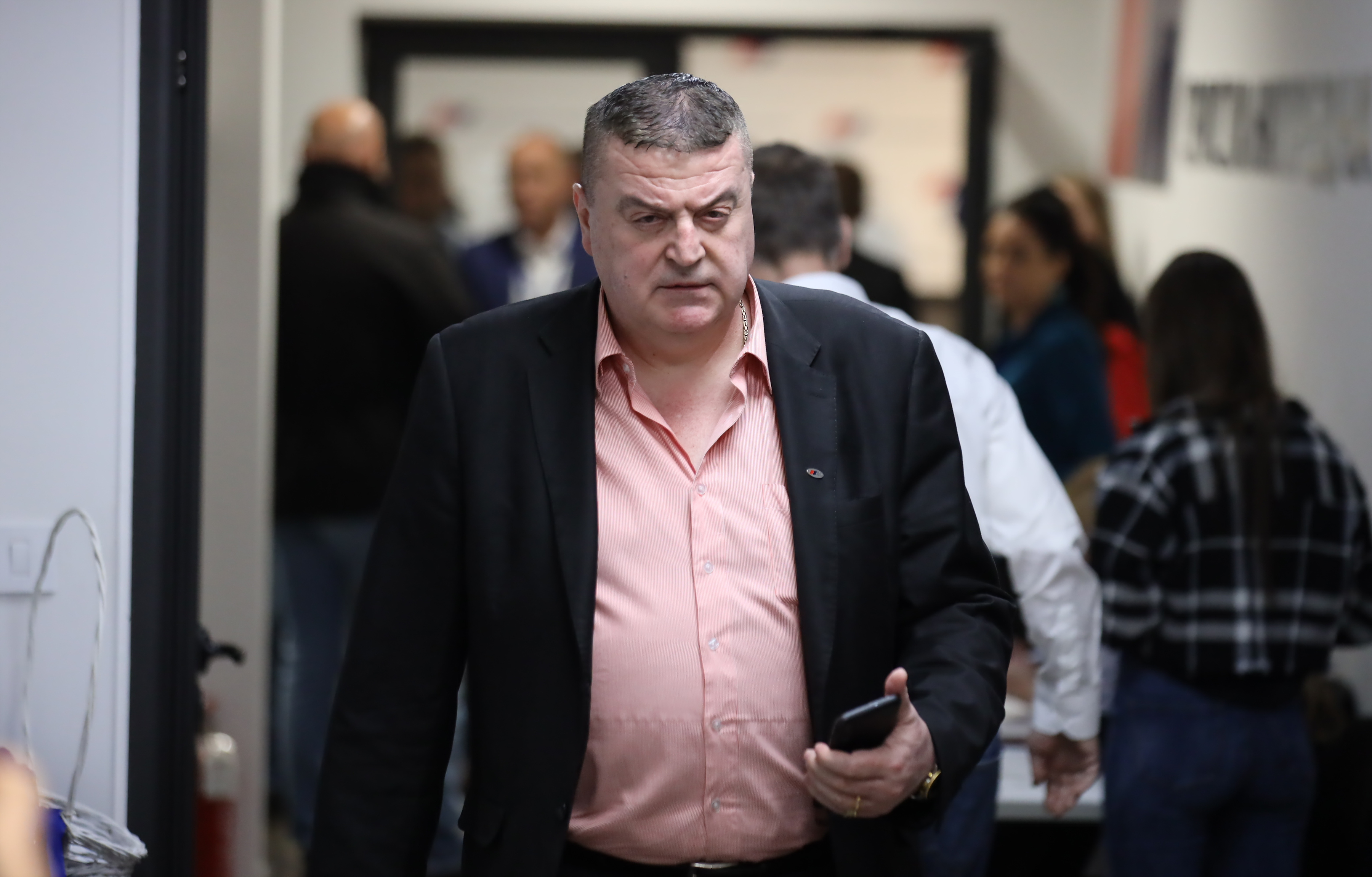 The Serbian Progressive Party is organizing the monitoring of the election results at the SNS headquarters. Srpska napredna stranka  organizuje pracenje izbornih rezultata u sedistu SNS- a.