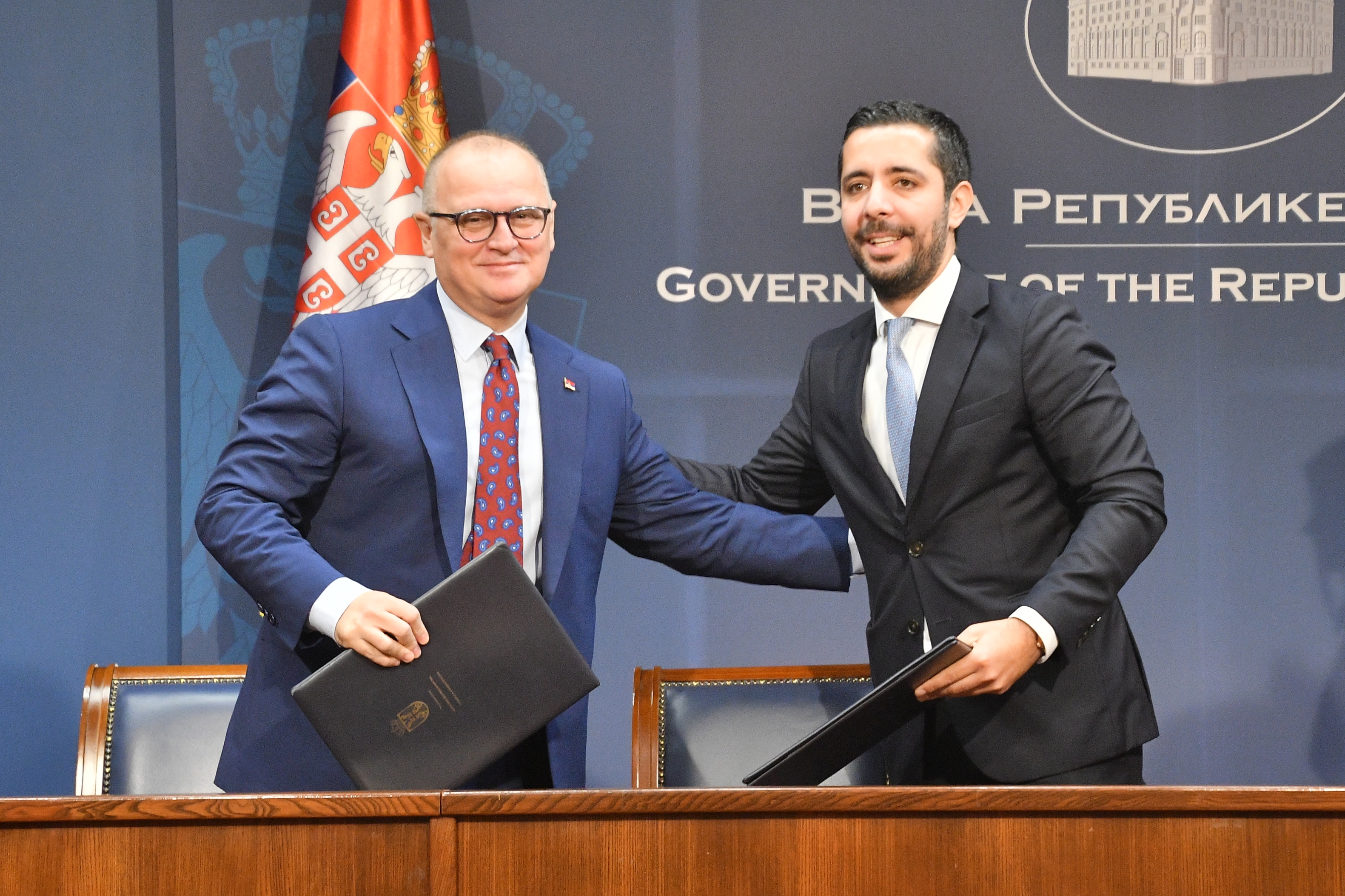 Beograd, 31. oktobra 2022 - Dosadasnji ministar gradjevinarstva, saobracaja i infrastrukture Tomislav Momirovic predao je duznost novom ministru gradjevinarstva, saobracaja i infrastrukture Goranu Vesicu. FOTO TANJUG/ MGSI/NIK DELHANIDIS/bs