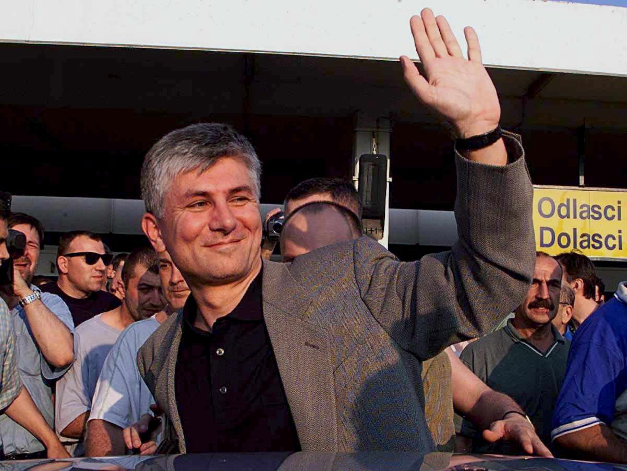 Zoran Đinđić Zoran Djindjic, leader of the Democratic Party, waves to his supporters upon his arrival from Montenegro, at Belgrade airport, Sunday 04 July 1999.  EPA/SRDJAN SUKIEPA/SRDJAN SUKI