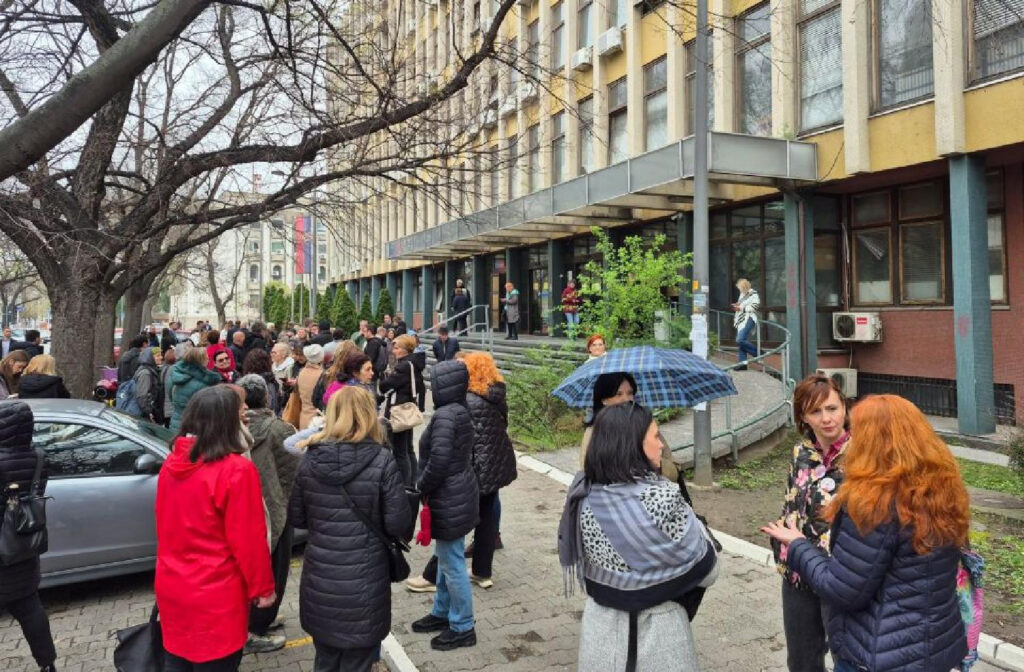 Mesto: Novi Sad
Datum: Tue Apr 01 11:54:55 CEST 2025
Dogadjaj: DRUŠTVO - Skup zbog hapšenja Novosađanina Saše Bugarskog organizovan je kod zgrade novosadskog suda i tužilaštva kod Spens.
Ličnosti:  
Izvor: FoNet/021