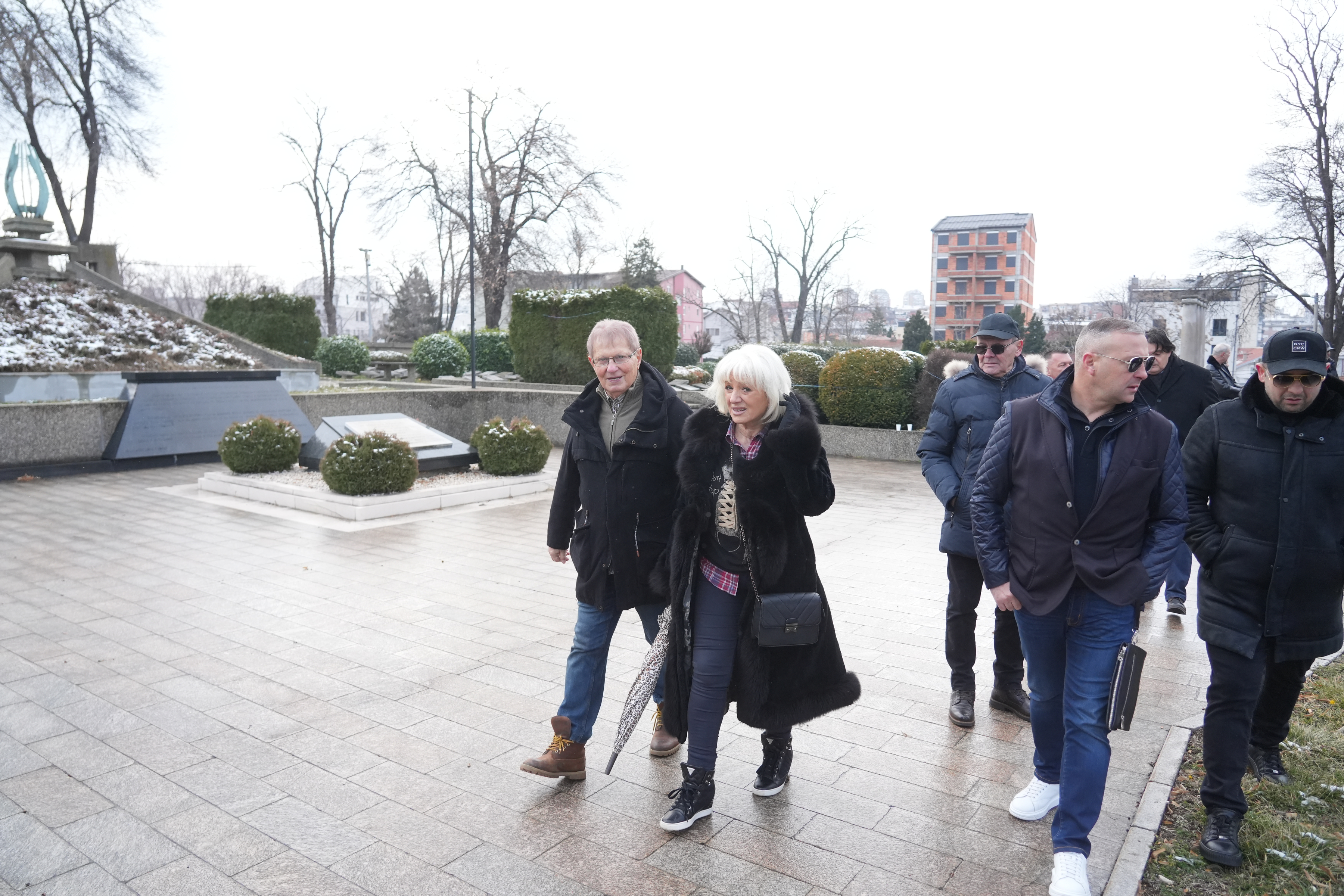 The sixth anniversary of the death of Saban Saulic was marked in the Alley of Distinguished Citizens at the New Cemetery.U aleji zasluznih gradjana na Novom groblju obelezena je sesta godisnjica povodom smrti Sabana Saulica.