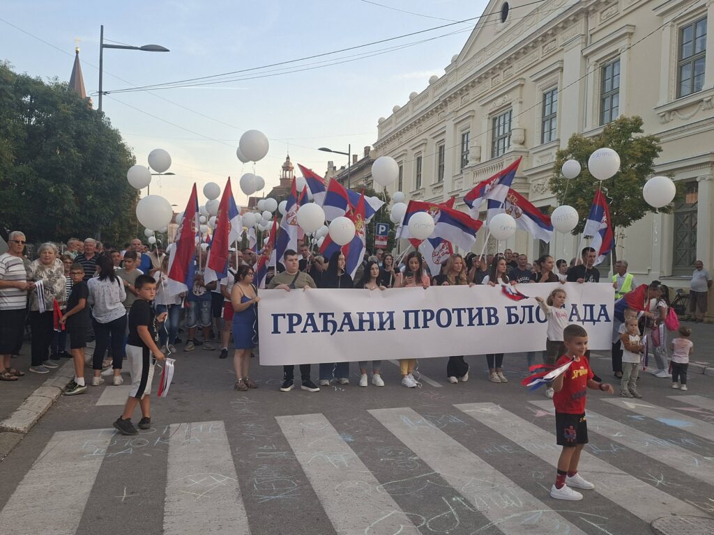 Zrenjanin, 13.09.2025. - U Zrenjaninu su se u 18.30 okupili simpatizeri Srpske napredne stranke, koji protestuju protiv blokada.(BETAPHOTO/LJILJANA STUPAR)