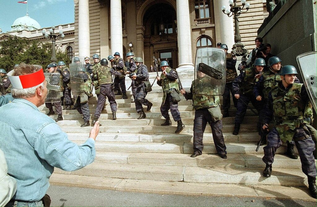 BEL11 - 20001005 - BELGRADE, SERBIA, YUGOSLAVIA : Serb riot police line up on the steps to the parliament building on Thursday, 05 October 2000. Opposition supporters later overcame police and stormed the building. (FILM) 
EPA PHOTO EPA/SASA STANKOVIC
