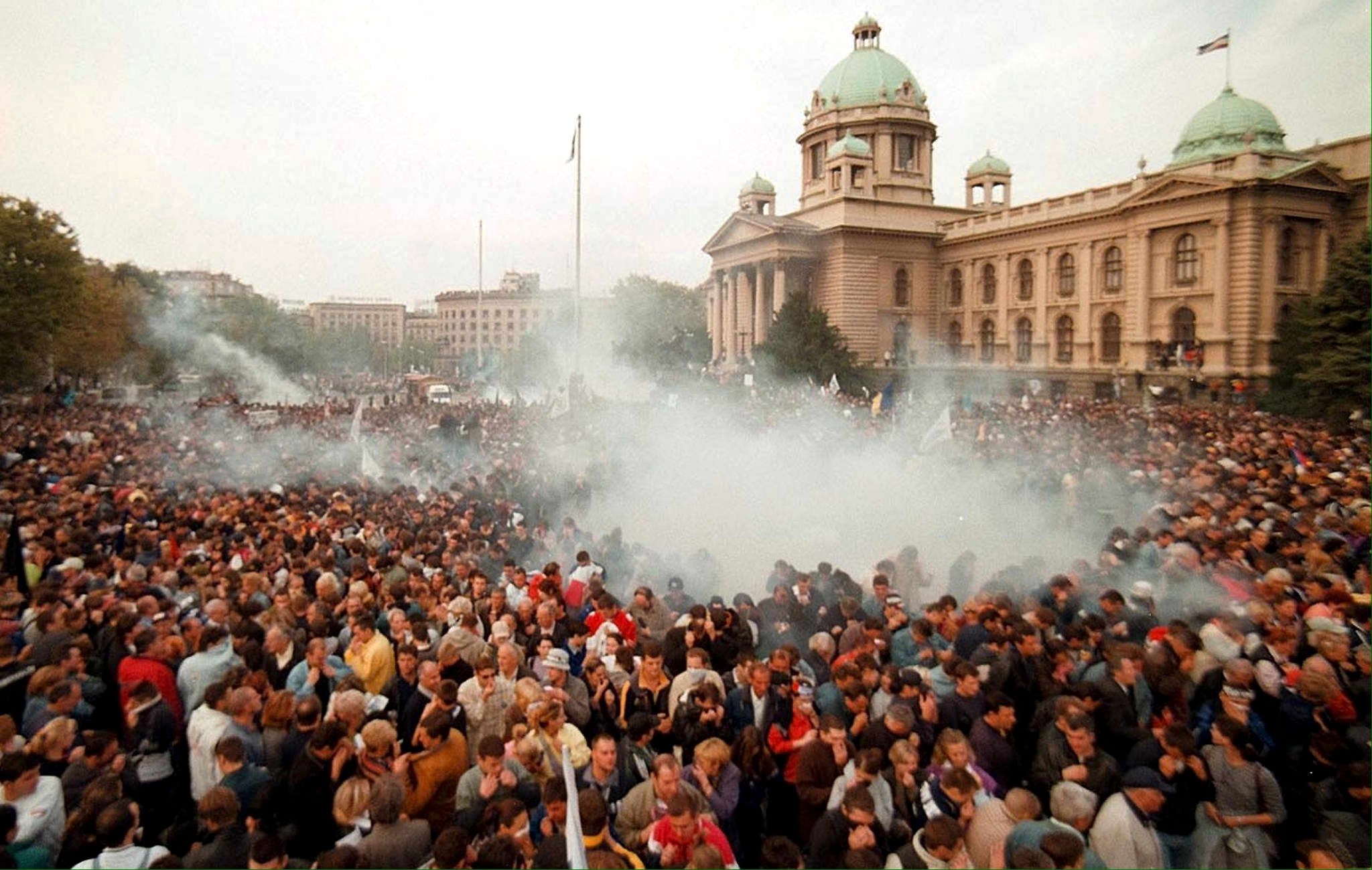 Protest 2000 godine YUGOSLAVIA - DEMONSTRATION/TEAR GAS