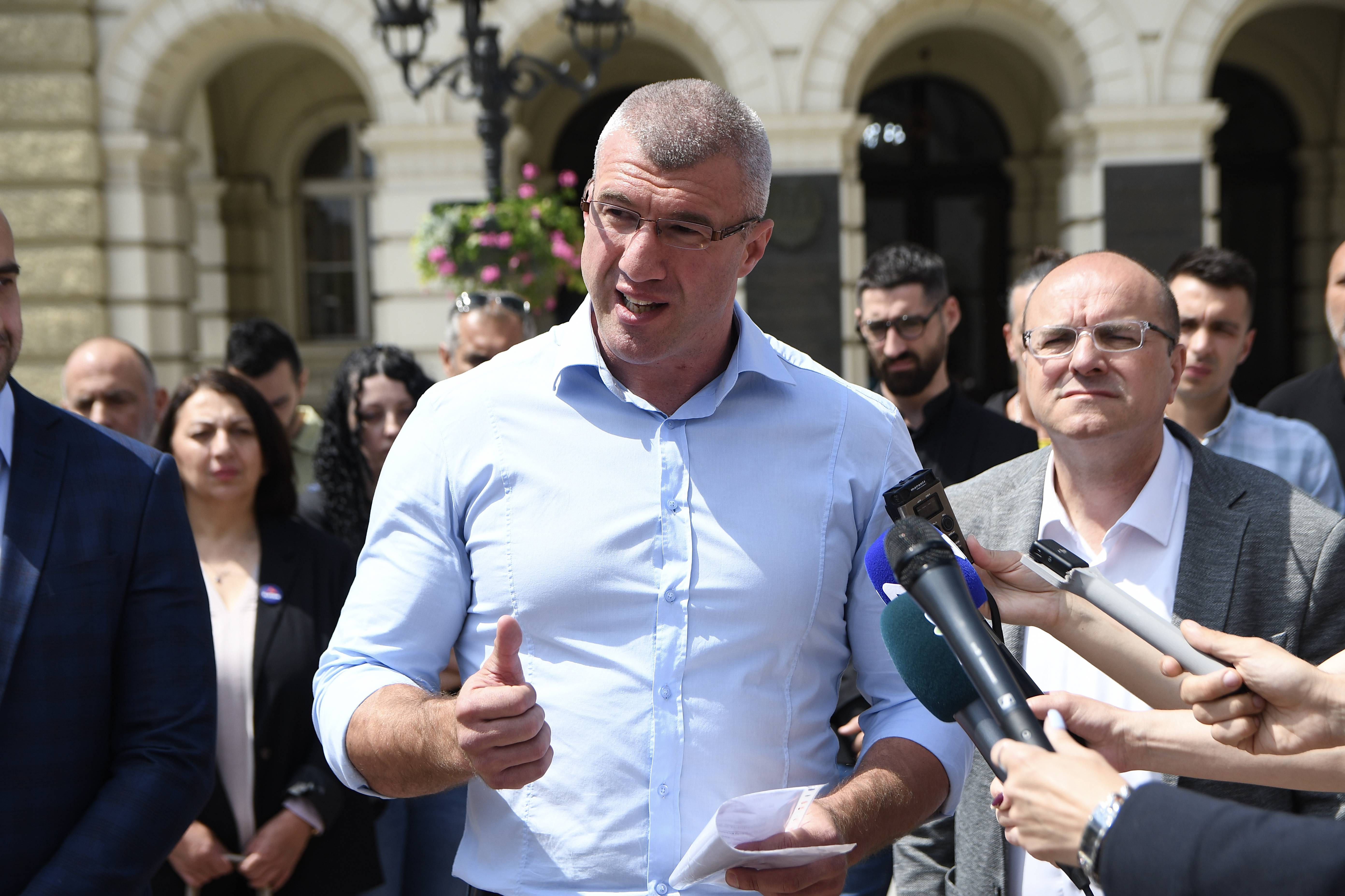 Novi Sad, 29.05.2024. - Konferencija za novinare nosilaca liste "Udruzeni za Novi Sad" odrzana je danas ispred Gradske kuce u Novom Sadu. Na fotografiji govori predsednik udruzenje gradjana "Budi heroj" Misa Baculov. (BETAPHOTO/DRAGAN GOJIC)