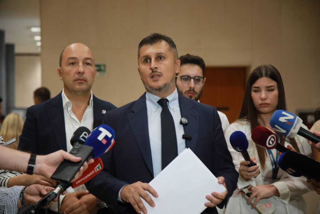 Beograd, 19.09.2025. - Odbornik Narodnog pokreta Srbije u skupstini Beograda Milos Pavlovic govori na konferenciji za novinare pre pocetka sednica gradskog parlamenta,  danas u Skupstini Grada u Beogradu. (BETAPHOTO/MILOS MISKOV)