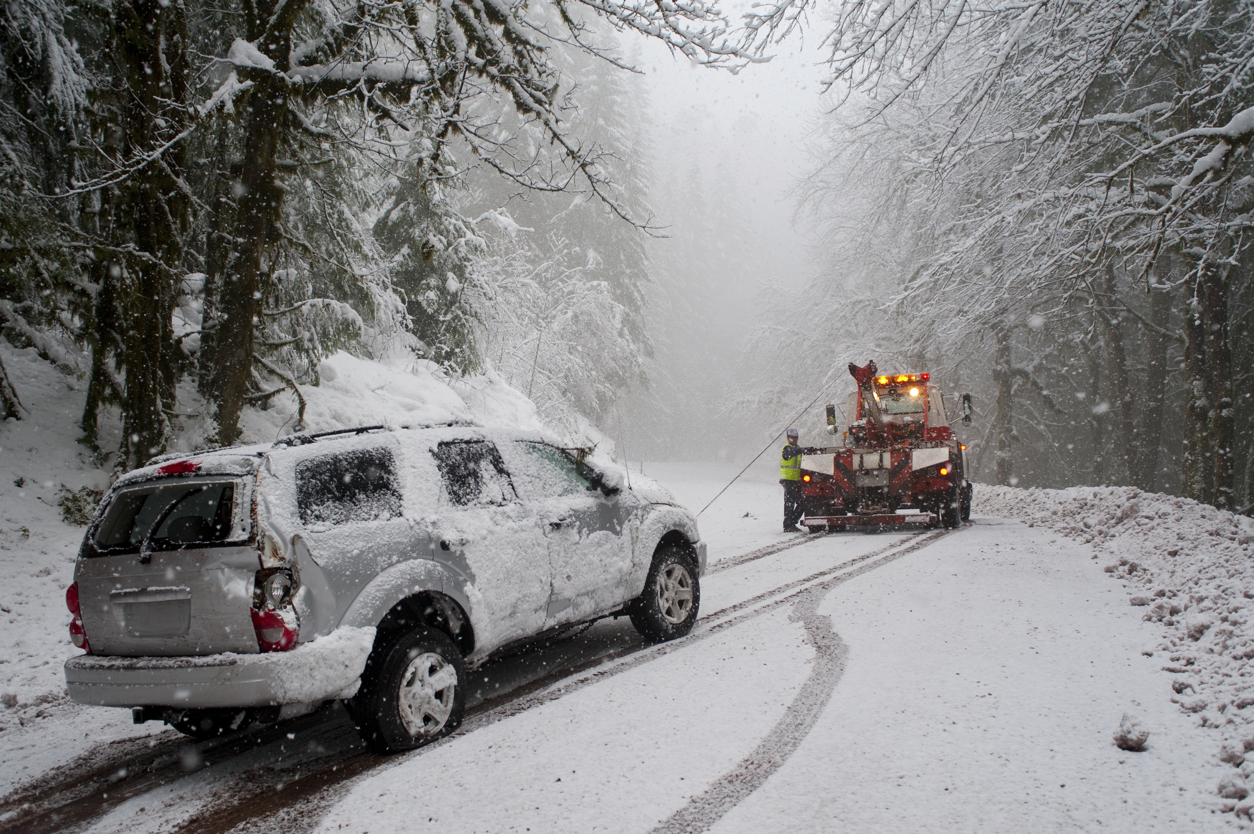 Car,Being,Towed,After,Accident,In,Snow,Storm