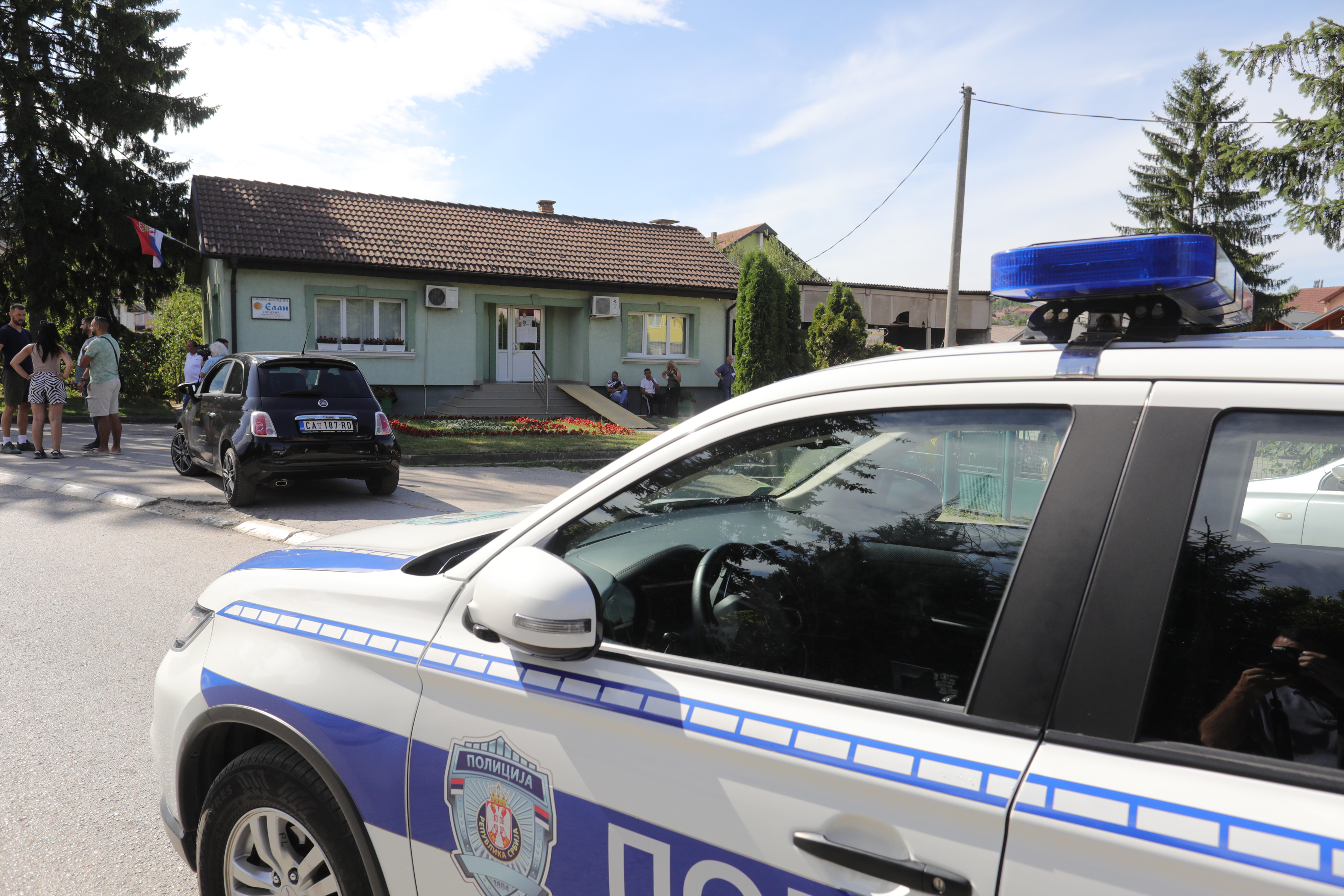 The atmosphere in front of the Elan polling station in Kosjeric just before the end of the repeated voting.Atmosfera ispred birackog mesta Elan u Kosjericu pred sam kraj ponovljenog glasanja.