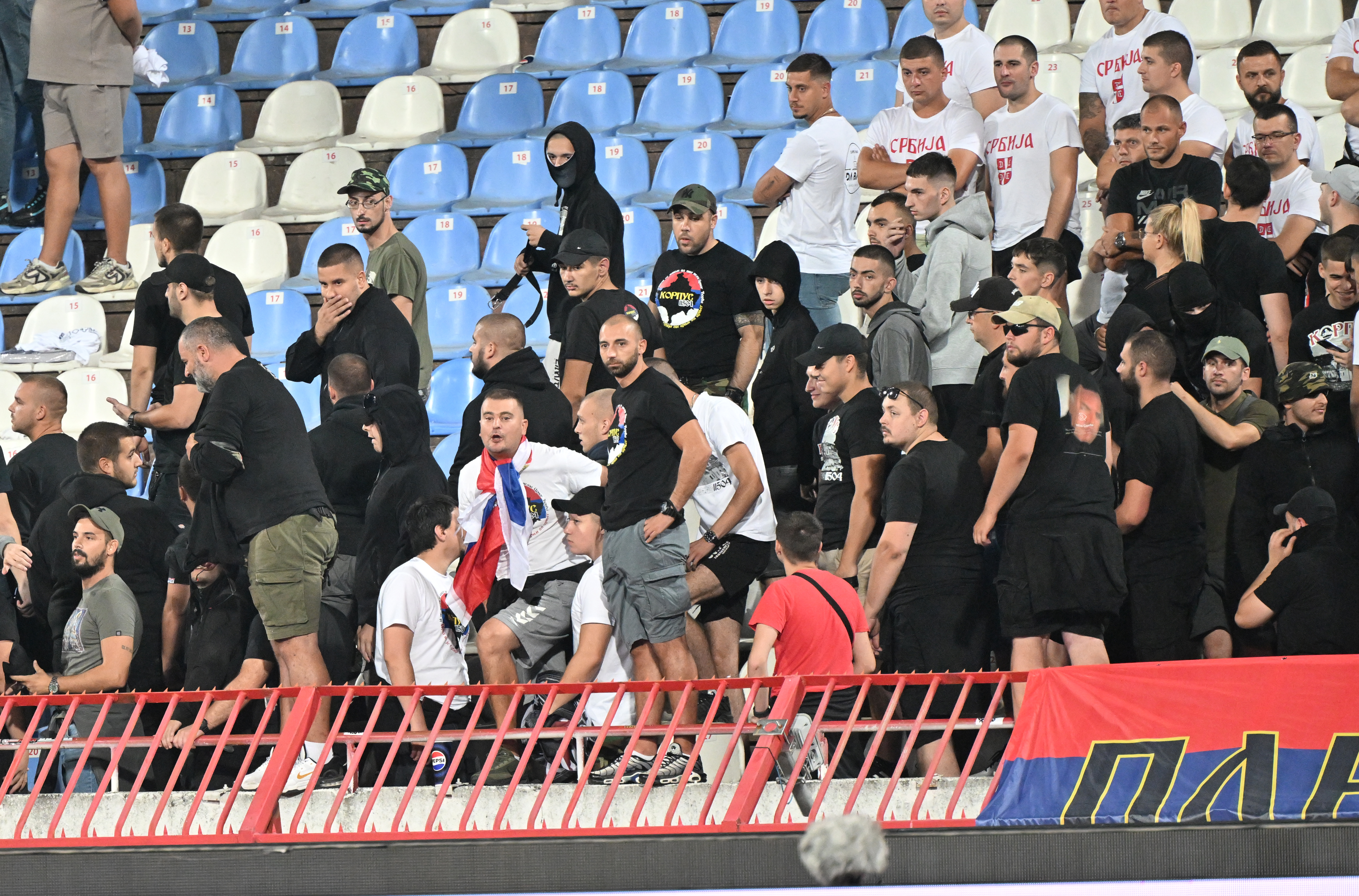 Beograd 09. septembar 2025. Utakmica sestog kola Grupe K kvalifikacija za Svetsko prvenstvo 2026 izmedju Srbije i Engleske odigrana je na stadionu Rajko Mitic, žandarmerija, policija, ćaci, batinaši, ljudi u crnom Foto:Nova.rs