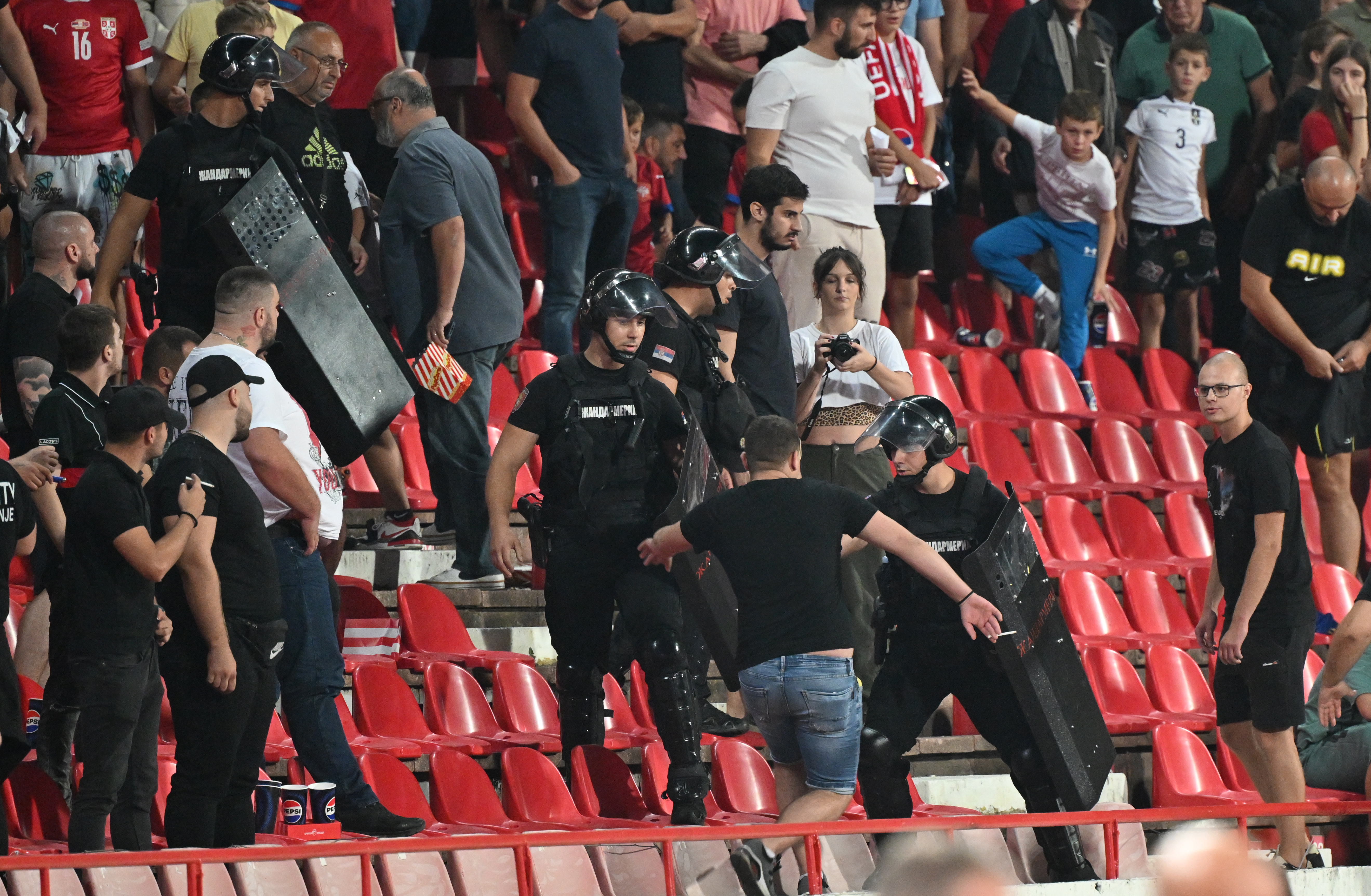 Beograd 09. septembar 2025. Utakmica sestog kola Grupe K kvalifikacija za Svetsko prvenstvo 2026 izmedju Srbije i Engleske odigrana je na stadionu Rajko Mitic, žandarmerija, policija, ćaci, batinaši, ljudi u crnom Foto:Nova.rs