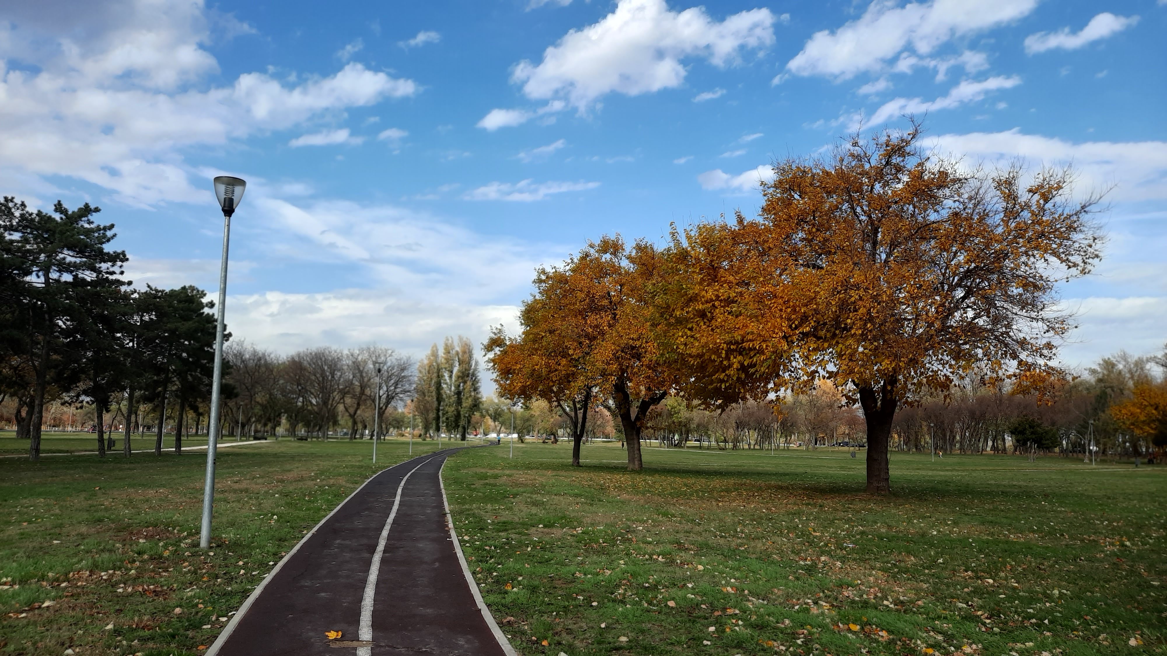 Beograd, jesen, oblacno vreme, oblaci, vremenska prognoza,Ušće, park, drveće, staza za trčanje