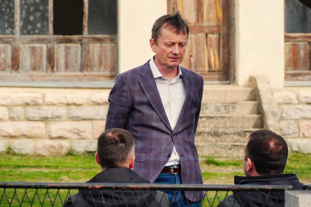 Ub, 10. marta 2024. - Predsednik Republike Srbije Aleksandar Vuèiæ posetiæe danas selo Pambukovica, gde æe razgovarati sa metanima. Predsednik Izvrnog odbora Srpske napredne stranke (SNS) Darko Gliiæ u Pambukovici. FOTO TANJUG/ VLADIMIR PORÈIÆ/ bg