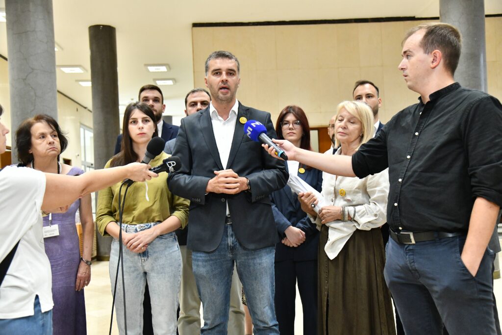 Beograd, 27.05.2025. - Konferencija za novinare odbornicke grupe Kreni-promeni odrzana je pred pocetak sednice gradske skupstine, danas u holu Skupstine Grada Beograda. Na fotografiji govori Savo Manojlovic. (BETAPHOTO/MILAN ILIC)