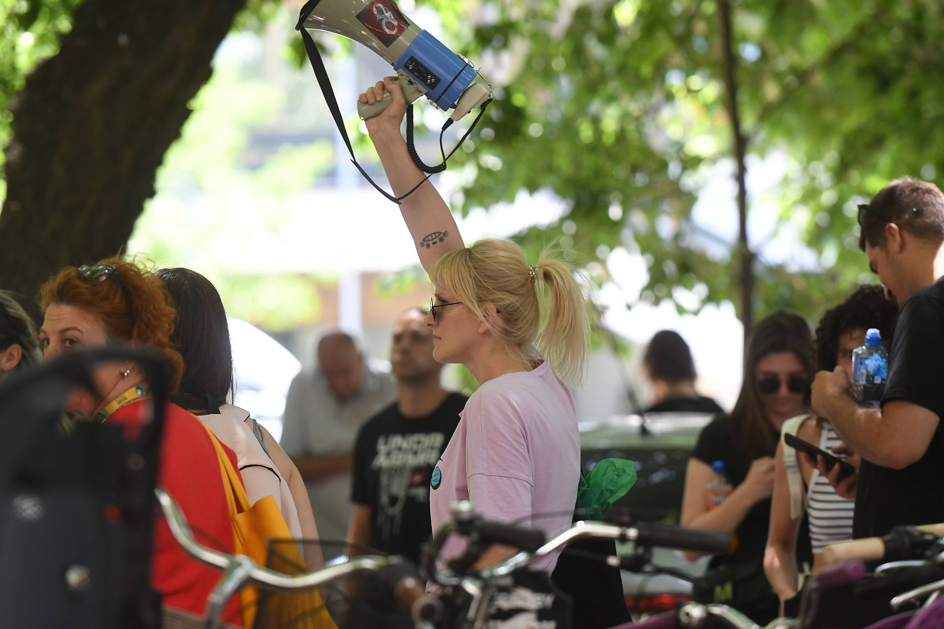 Novi Sad, 3.06.2025. - Stotine gradjana okupilo se danas na protestu ispred zgrade novosadskog suda i tuzilastva, zbog hapsenja sugradjanina koji se suprostavio huliganima u Futogu. (BETAPHOTO/DRAGAN GOJIC)