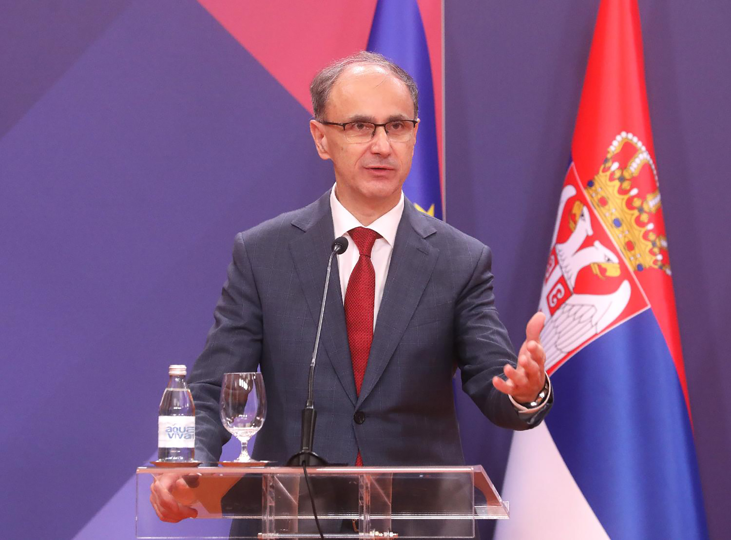 Đuro Macut i ministarka privrede Adrijana Mesarović uručili su danas u Beogradu 35 rešenja za bespovratna sredstva u okviru programa finansijske podrške za najbolje biznis ideje