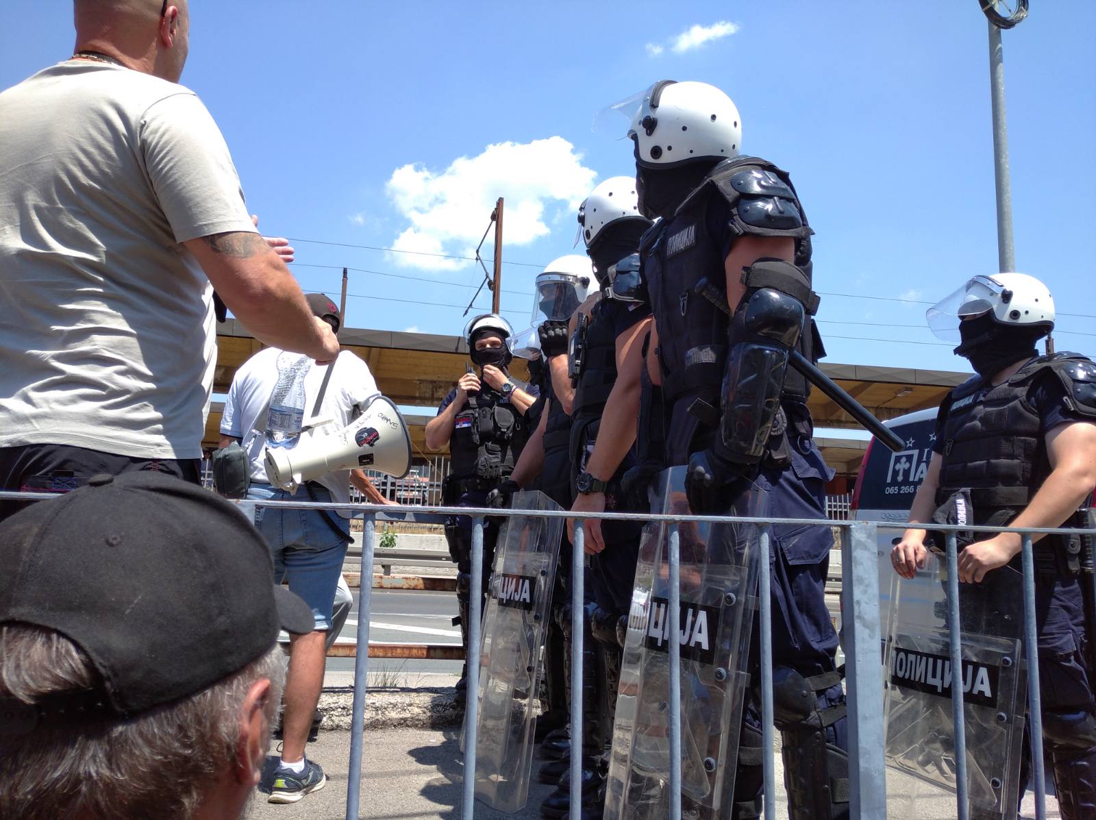 Interventna jedinica sprečava grupu Užičana da izađu na trotoar Foto:Slavica Panić/Nova.rs
