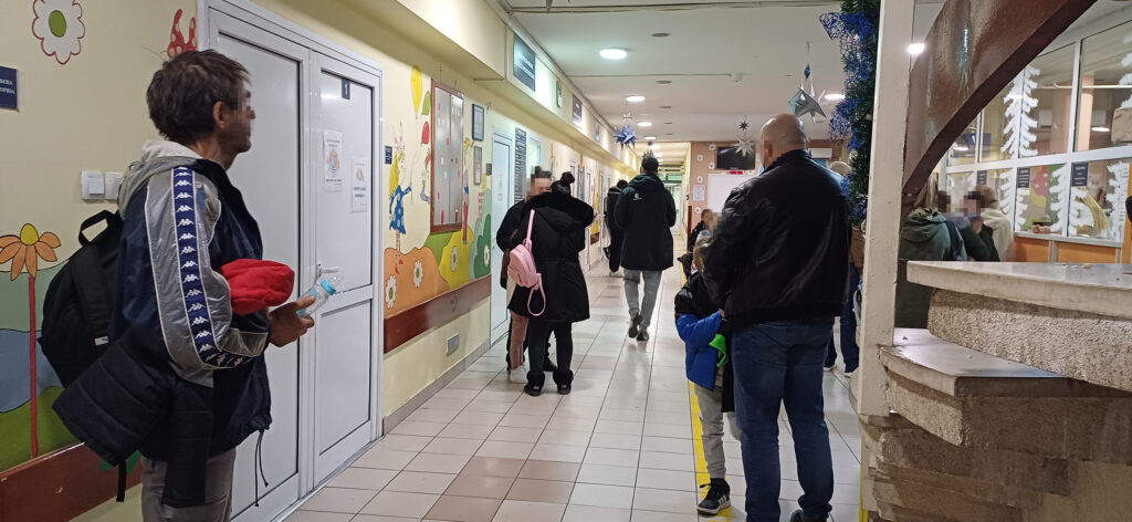 bolesna deca, Institut za majku i dete guzva red kolona cekaonica