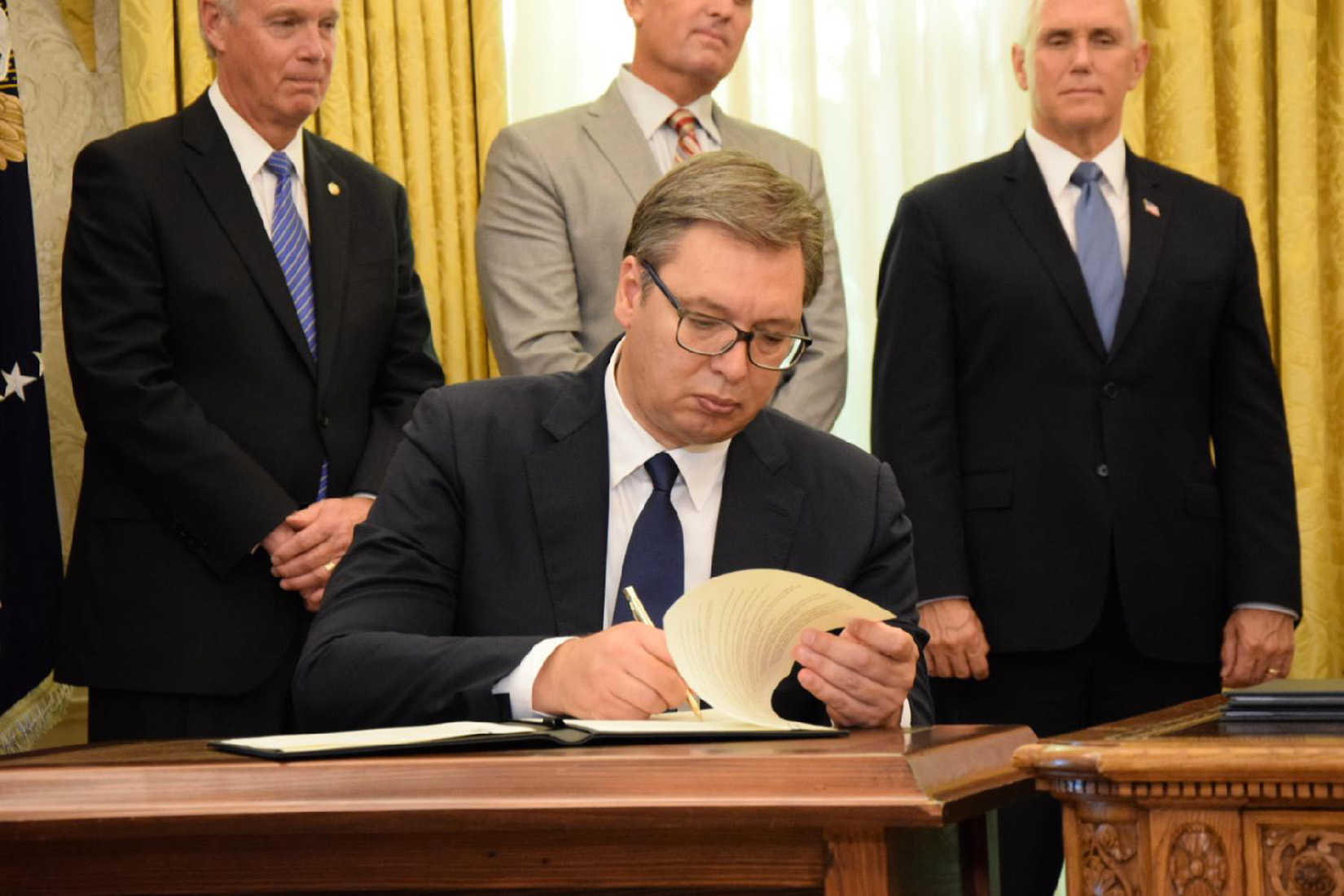 POLITIKA - predsednik Srbije Aleksandar Vučić potpisuje Sporazuma Beograda i Prištine u Vašingtonu