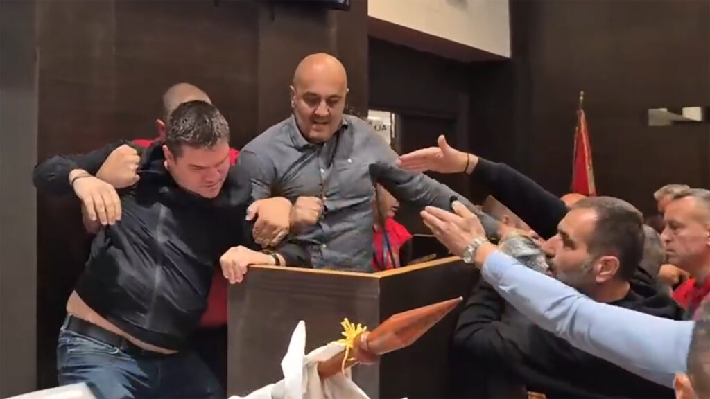 Vladan Slavković
kraljevo 15.05.2025  skupstina kraljeva sednica Haos u Skupštini Kraljeva, obezbeđenje napalo odbornika